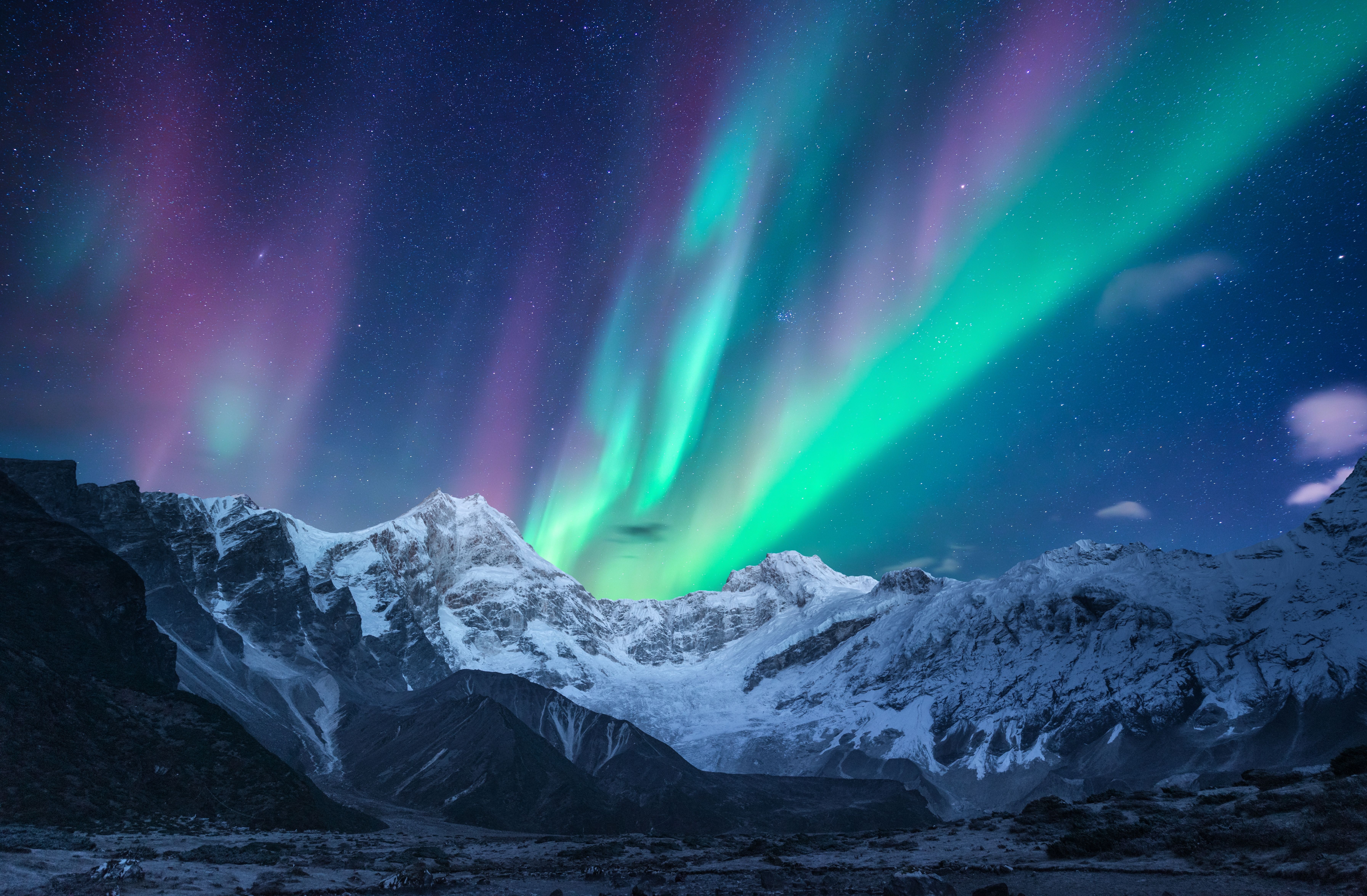 Nordlichter über einer verschneiten Winterlandschaft in Norwegen