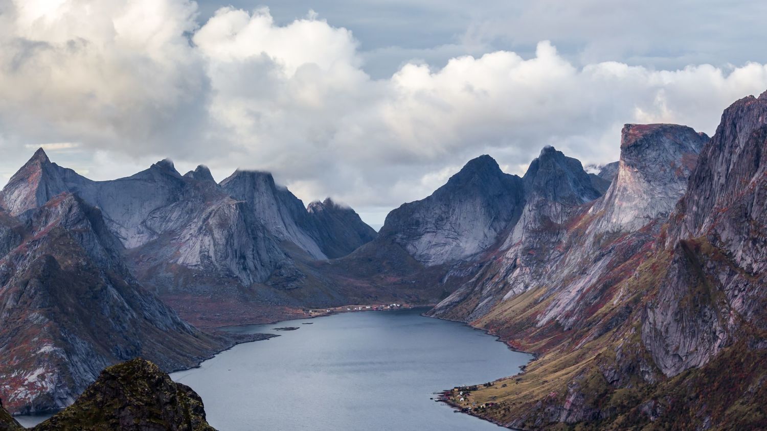Lofoten-Gebirge mit Blick auf einen Fjord in Nordnorwegen