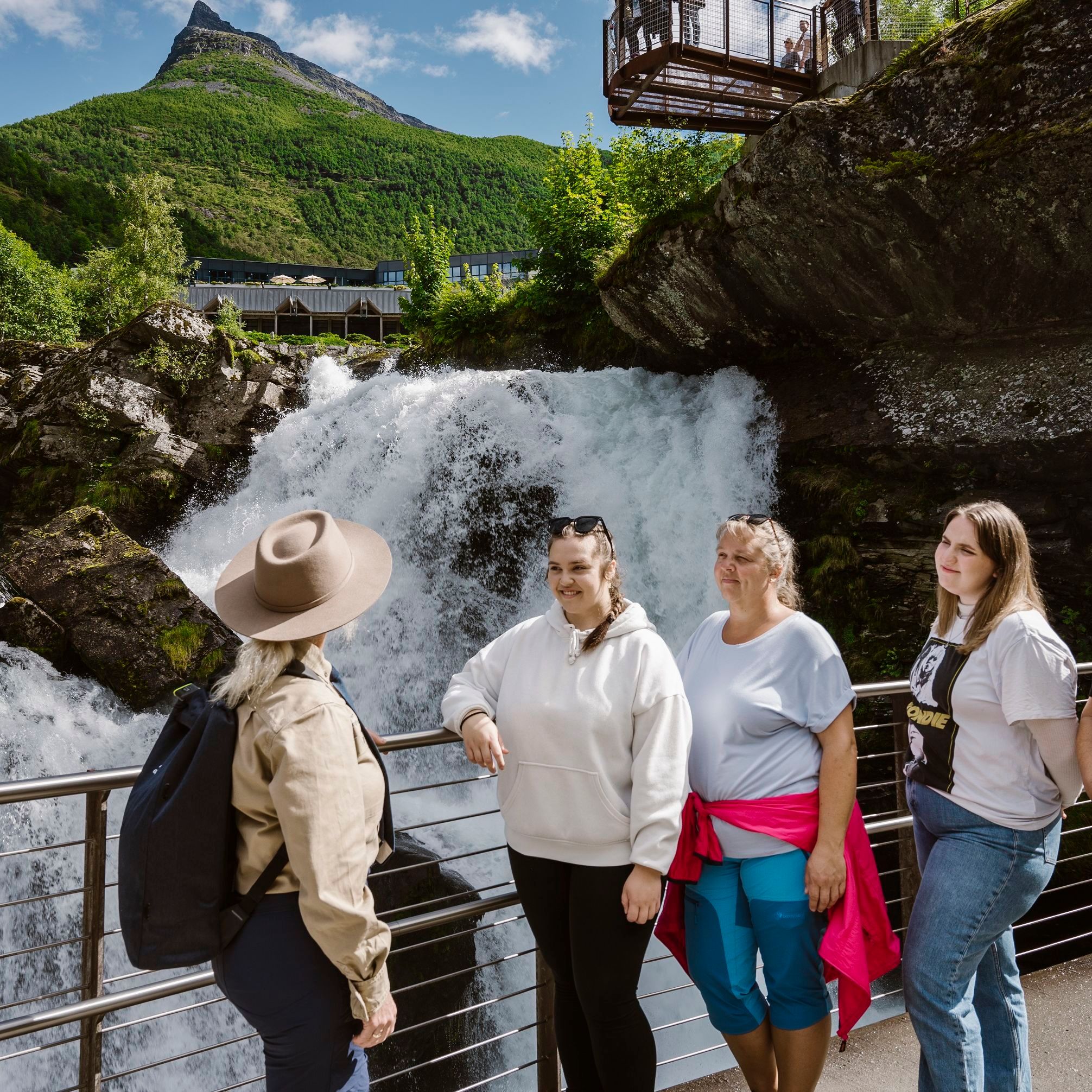 Gjester med guide i Geiranger