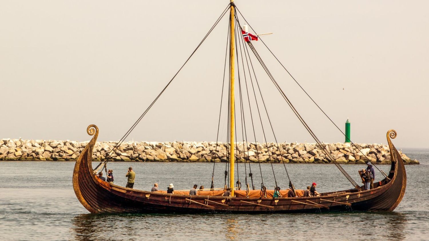 Ein traditionelles Wikingerschiff, das auf norwegischen Gewässern segelt