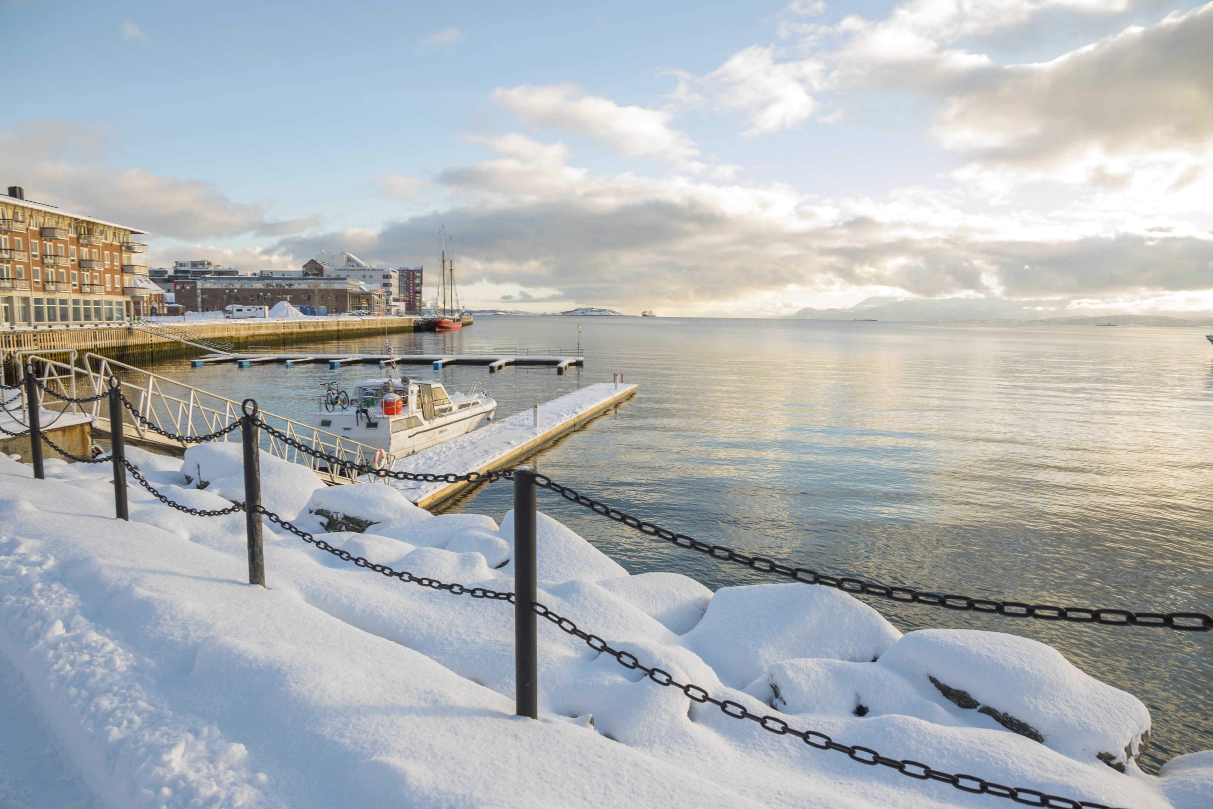 Angenehmer Hotelaufenthalt in Harstad, umgeben von Küstenlandschaft und nahegelegenen Inseln.