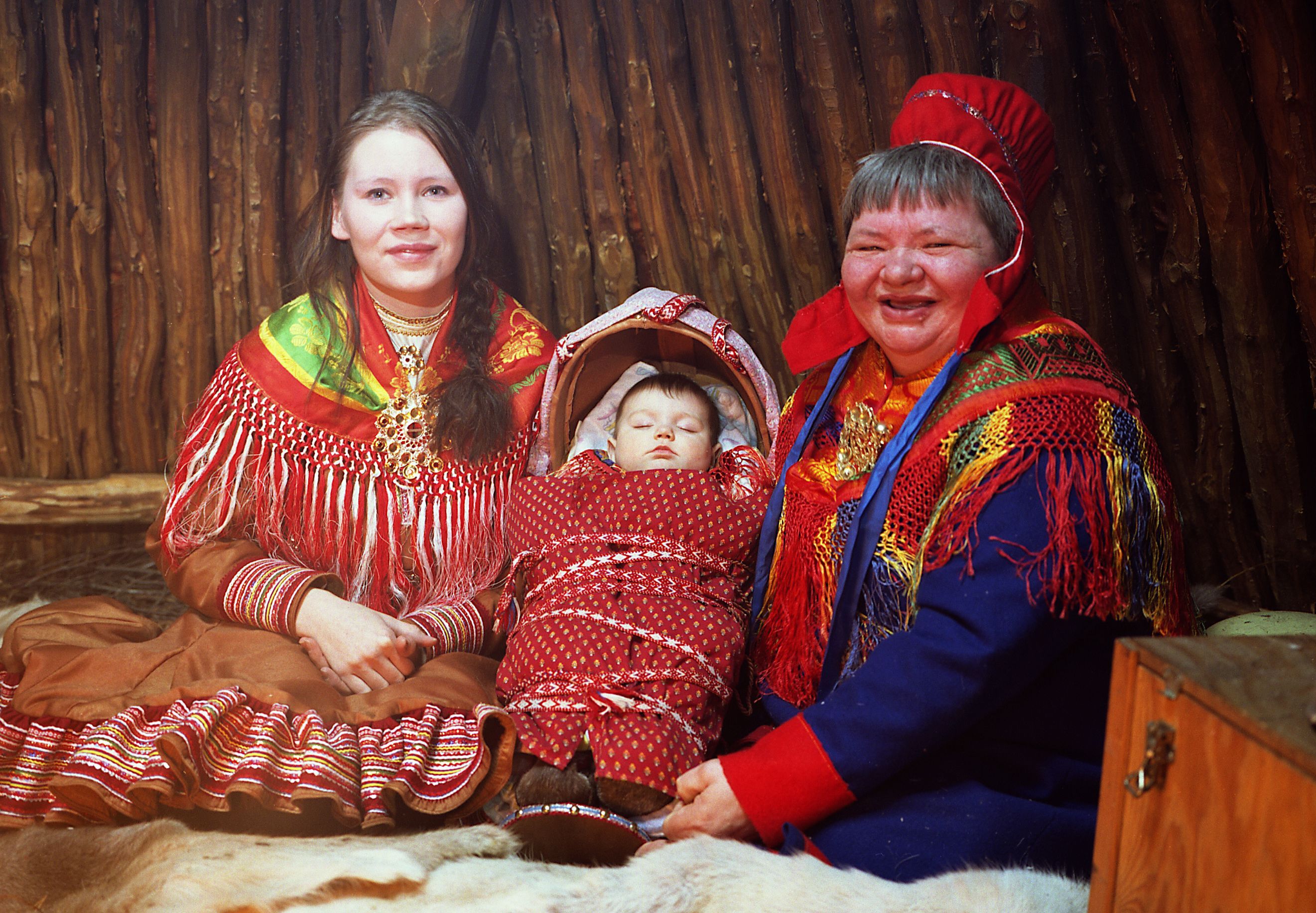 Eine samische Familie in traditioneller Tracht, die einen kulturellen Moment teilt