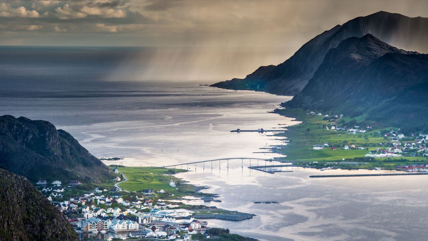 Panoramablick auf Fosnavåg und Havlandet Herøy an Norwegens zerklüfteter Westküste.