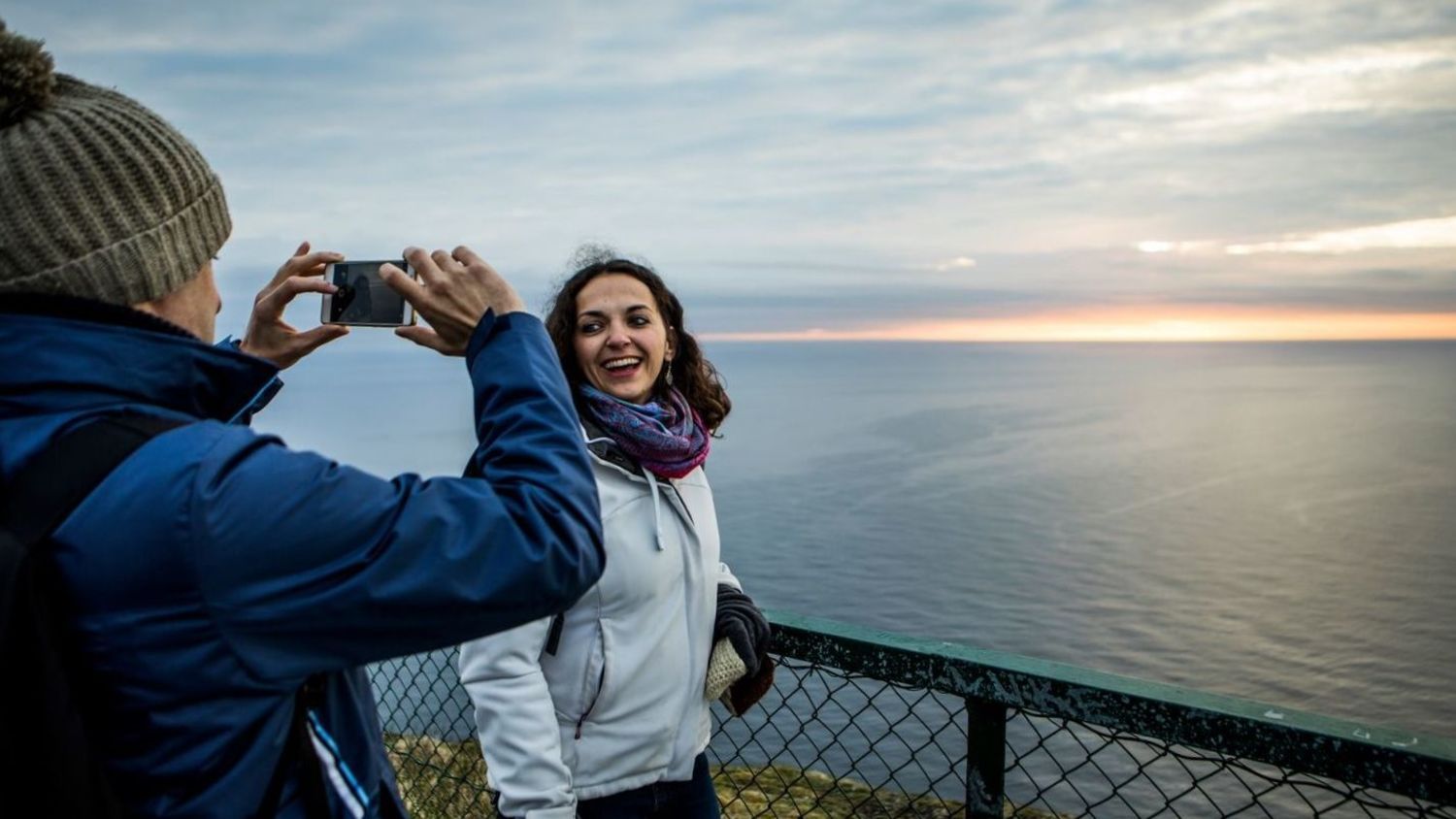 Besucher, die die Mitternachtssonne am Nordkap in Norwegen genießen
