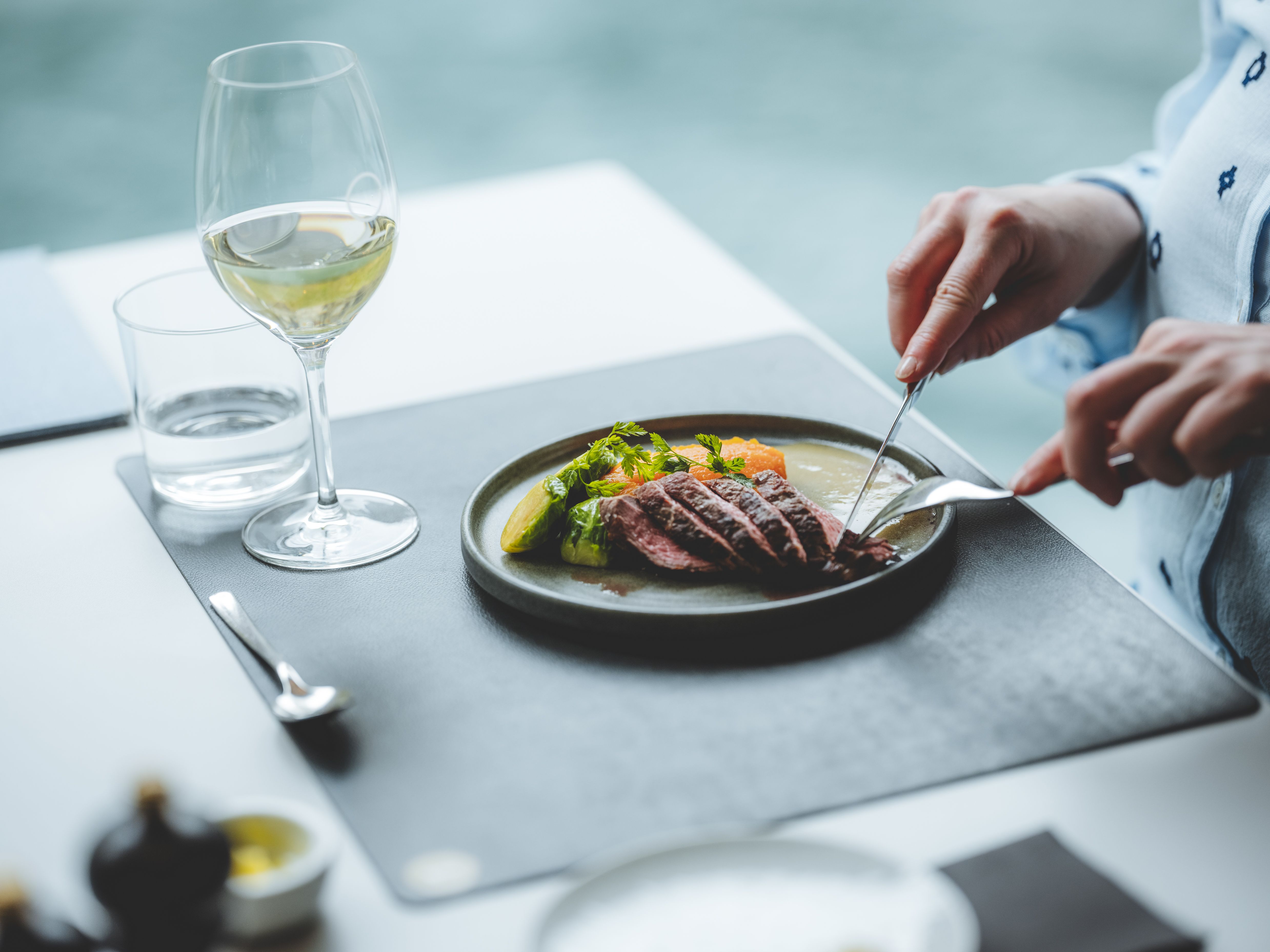 Måltid servert i restaurant om bord