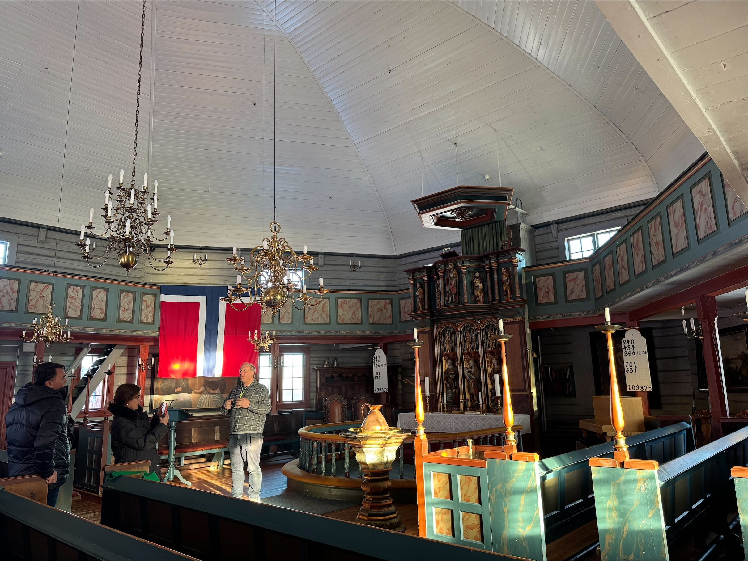 Inne i en kyrka