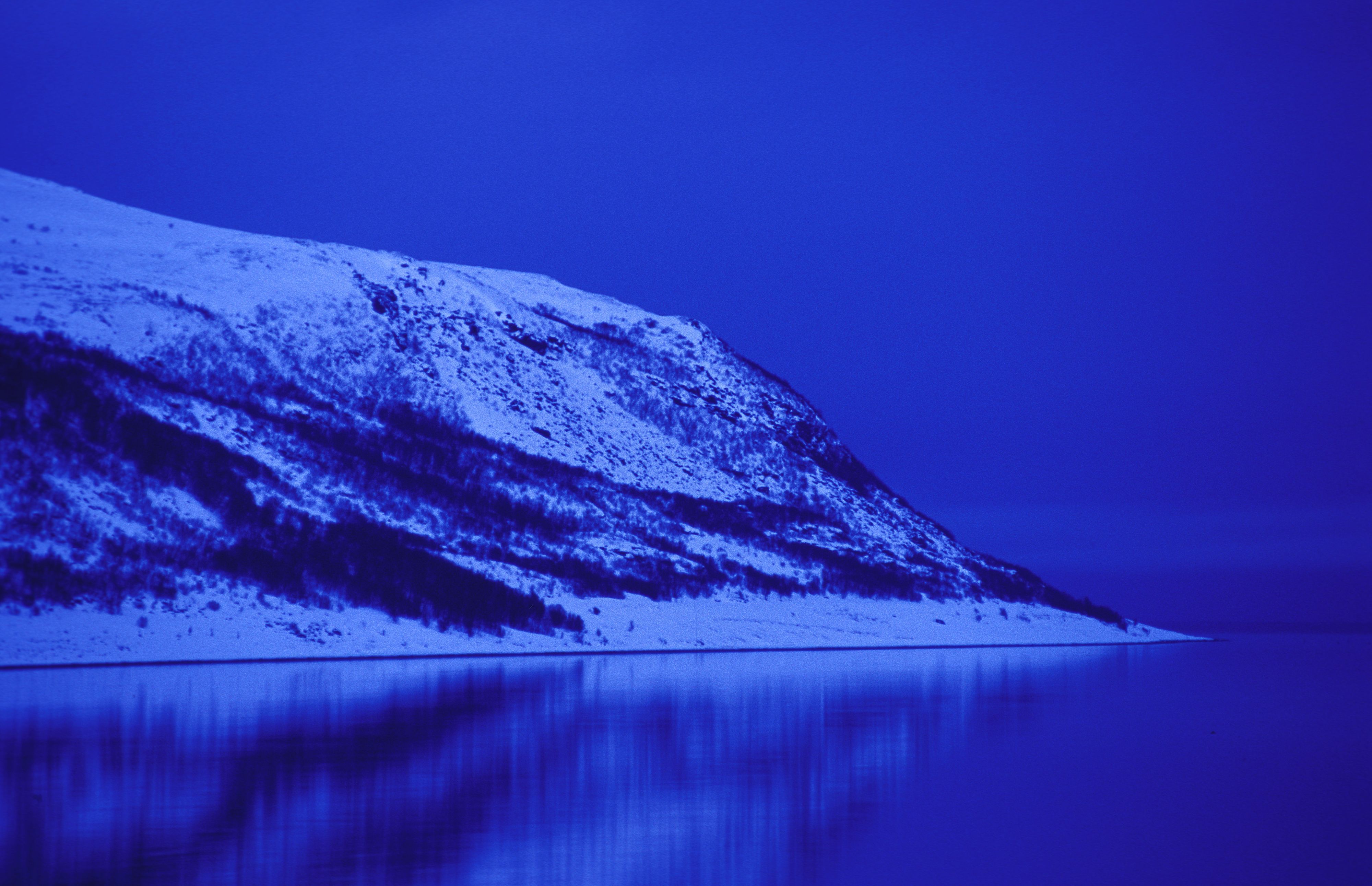 Verschneite arktische Landschaft im blauen Licht der Polarnacht.