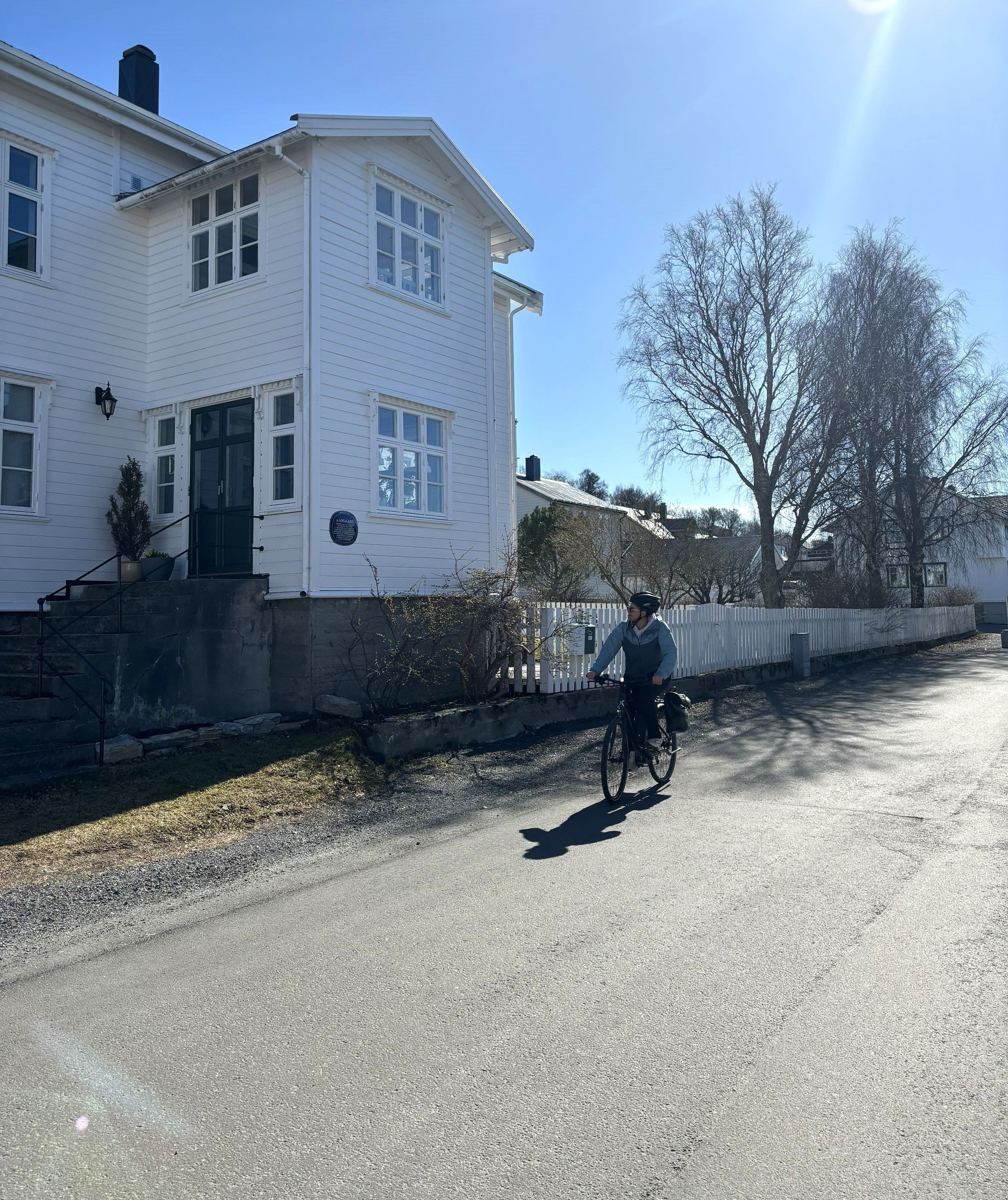 Sykle på elsykkel gjennom gatene i Brønnøysund, Norge