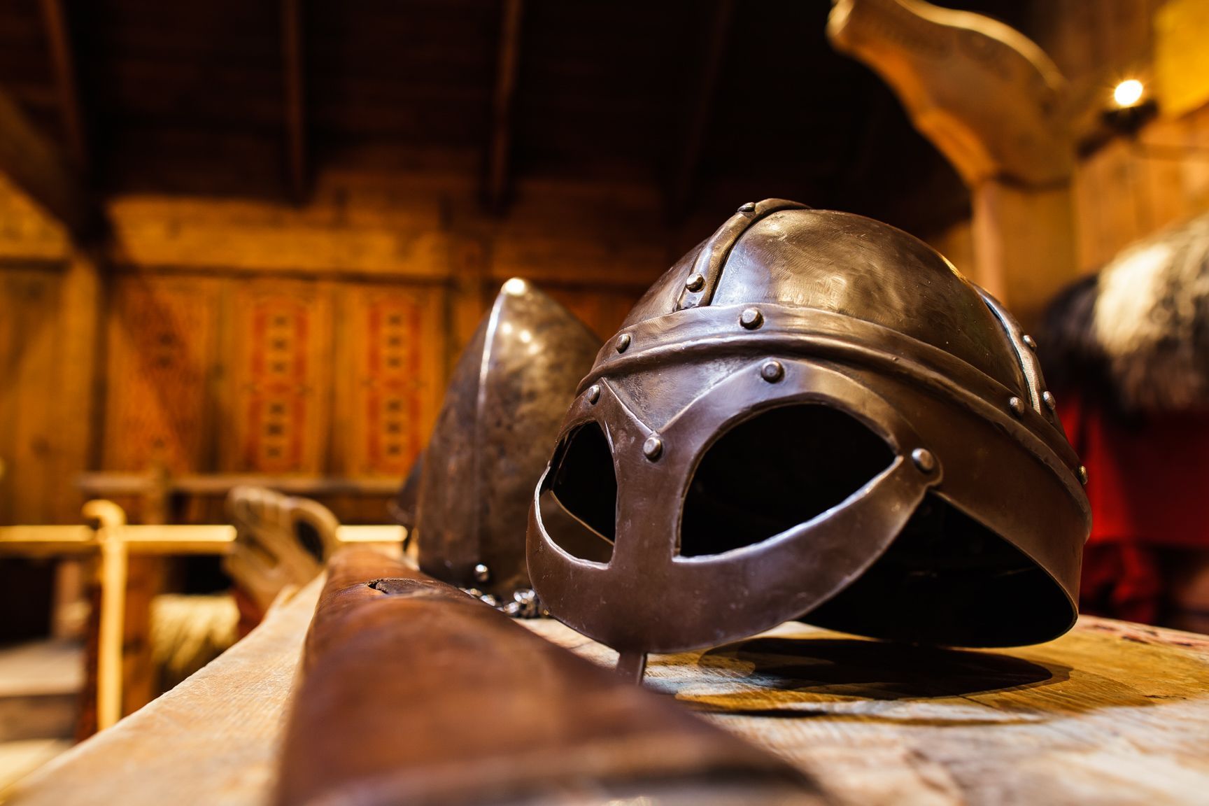 Gammelt vikinghjelm utstilt på Lofotr Vikingmuseum i Norge