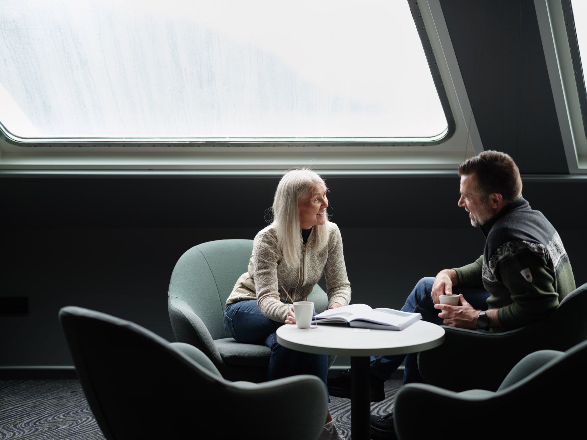 gjester i salongen i baugen om bord på et Havila-skip