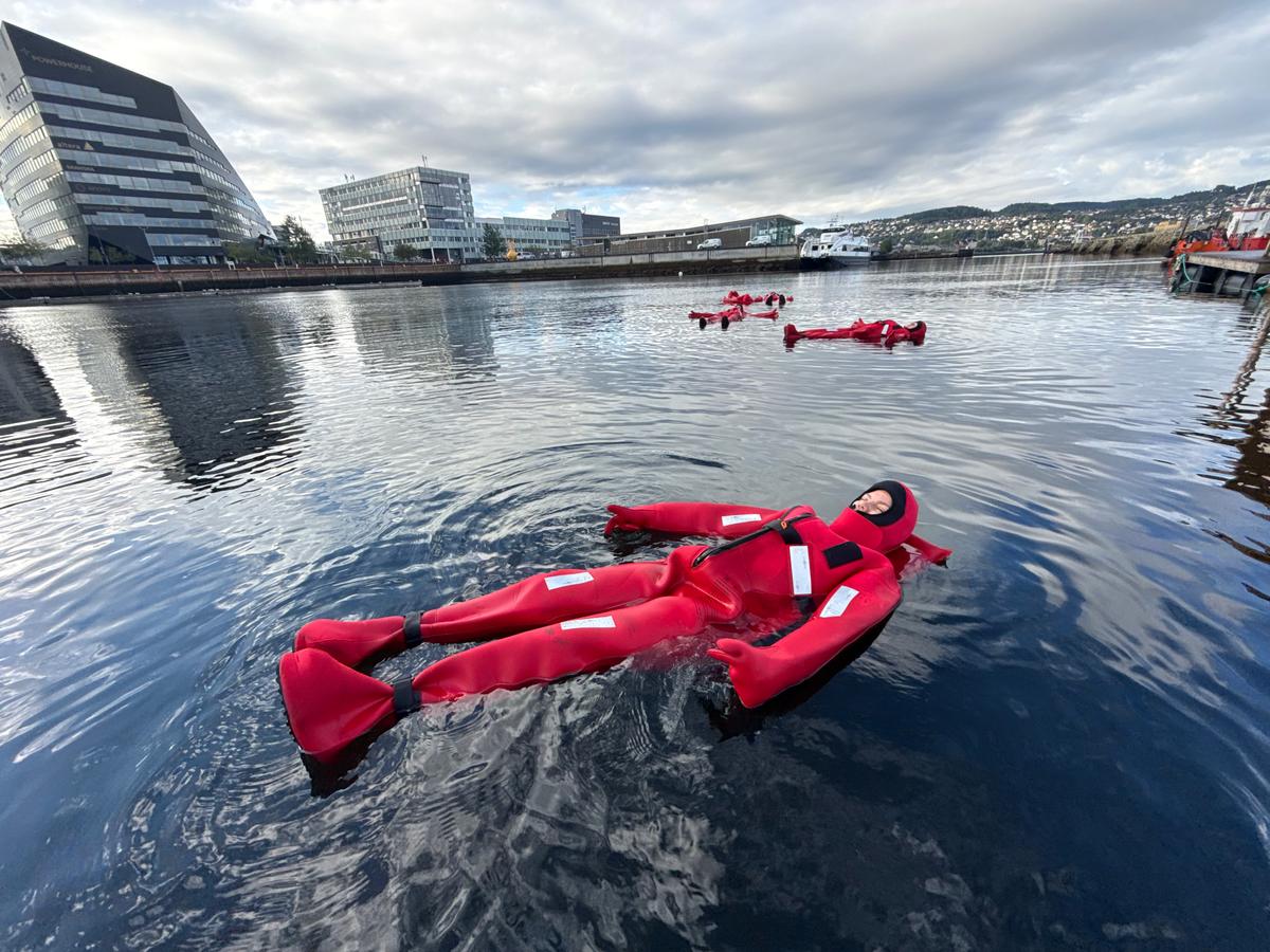Person som flyter i Trondheim havn