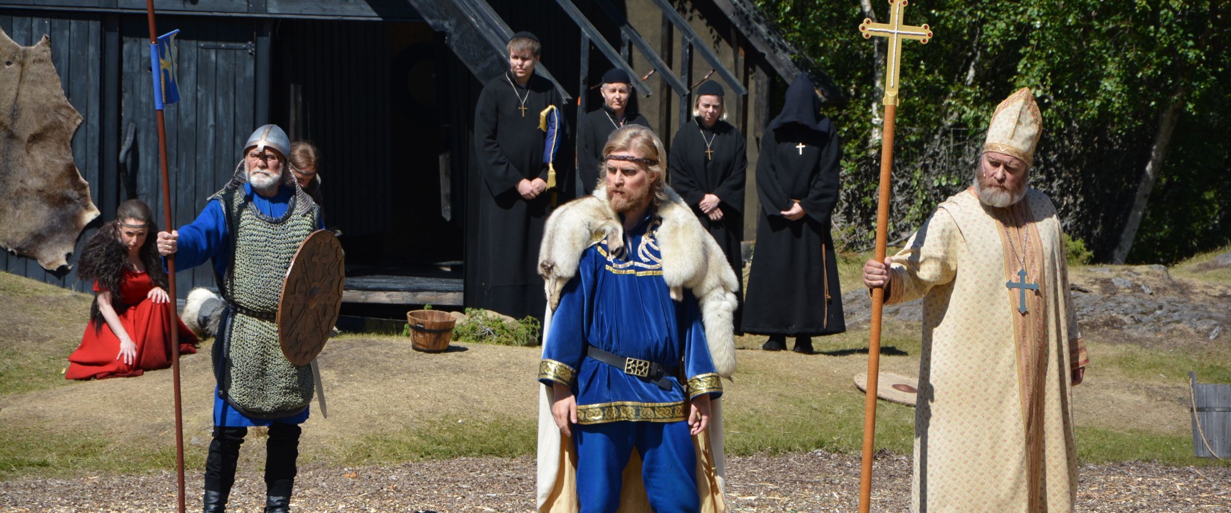 Historische Nachstellung eines Wikingerkönigs und eines christlichen Bischofs während der Christianisierung Norwegens.
