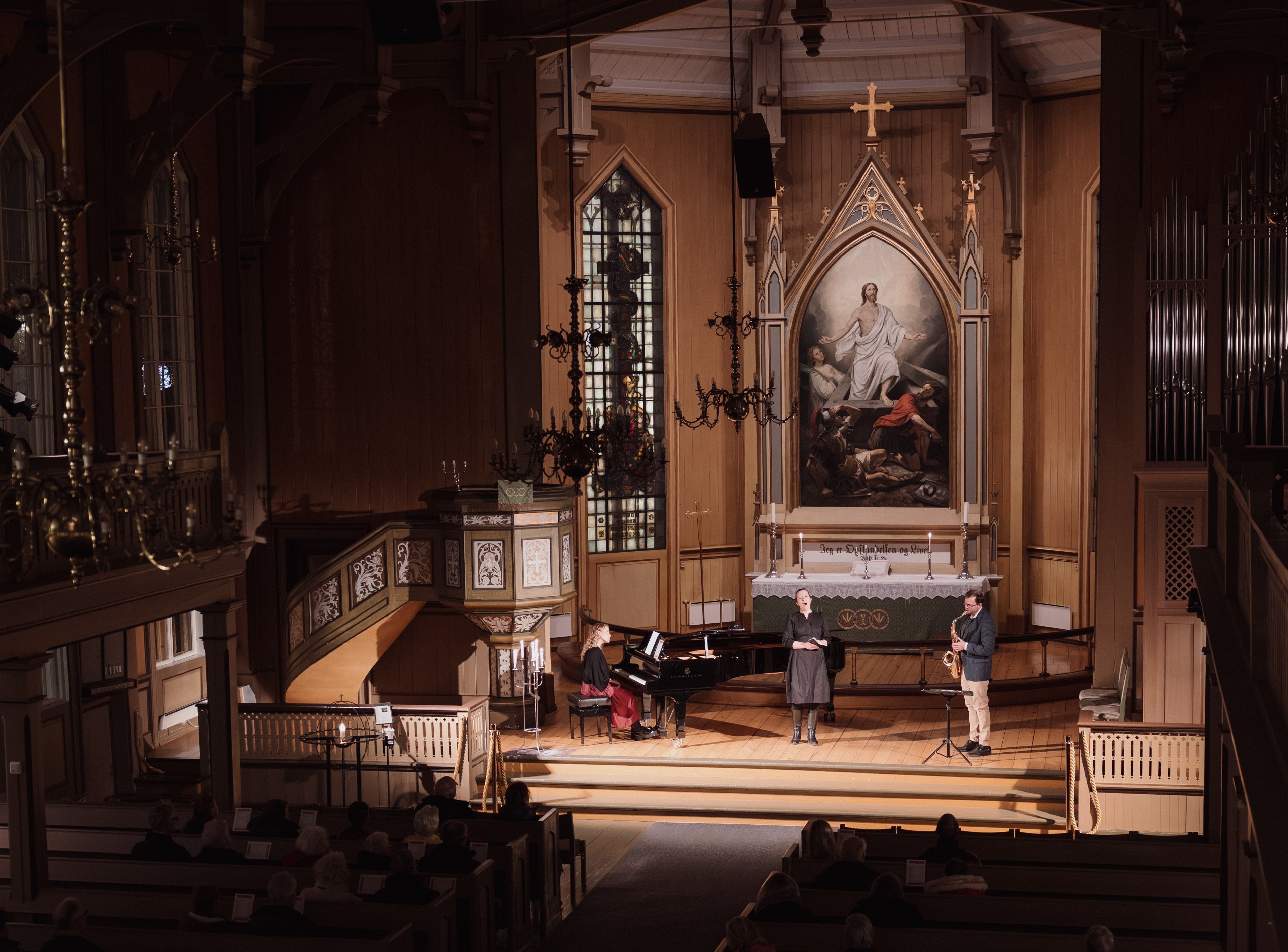 Künstler, die während eines Konzerts vor dem Hintergrund eines Kircheninnenraums spielen