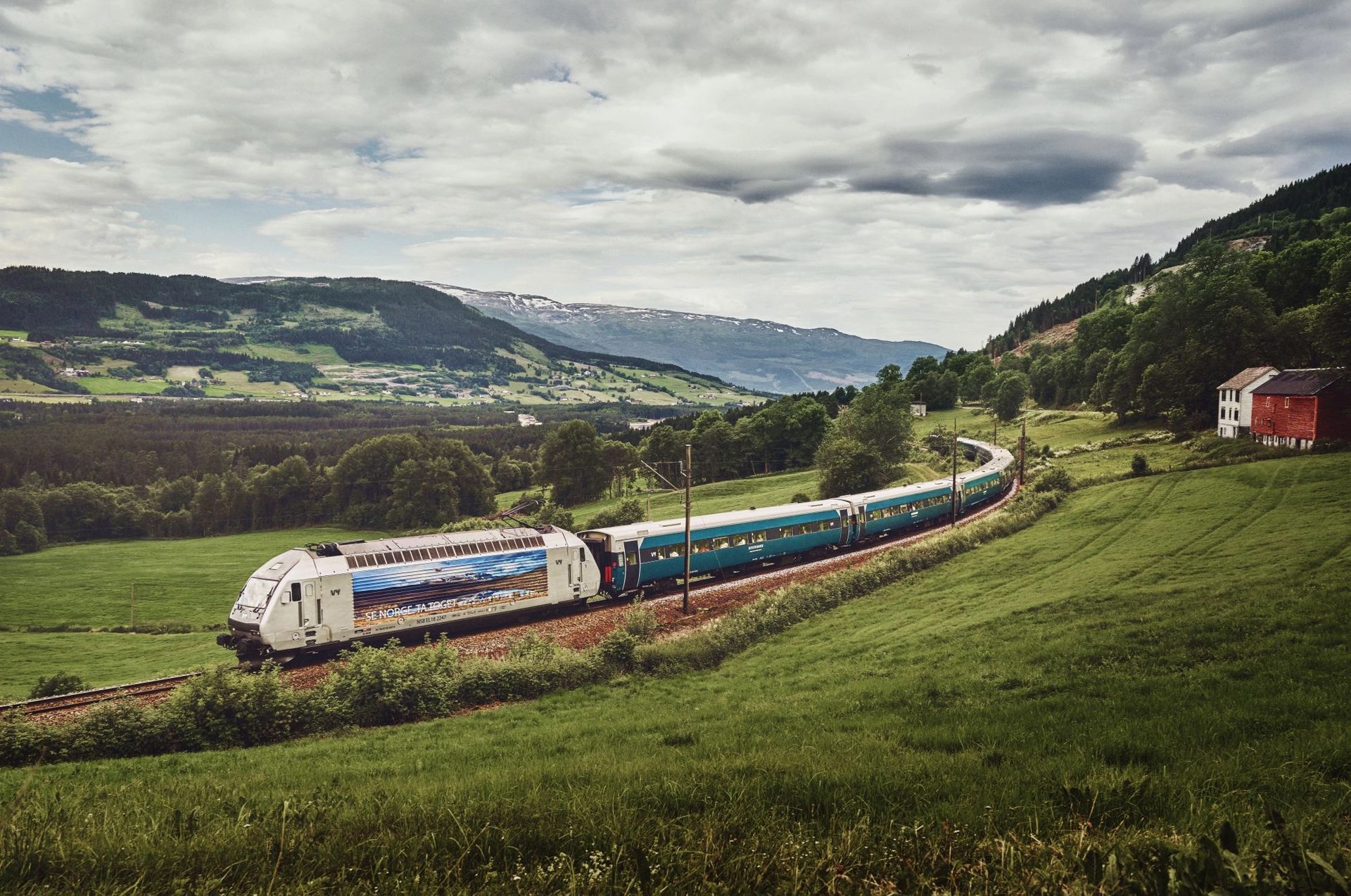 Die Bergenbahn, die durch die malerische Berglandschaft zwischen Oslo und Myrdal in Norwegen verläuft.
