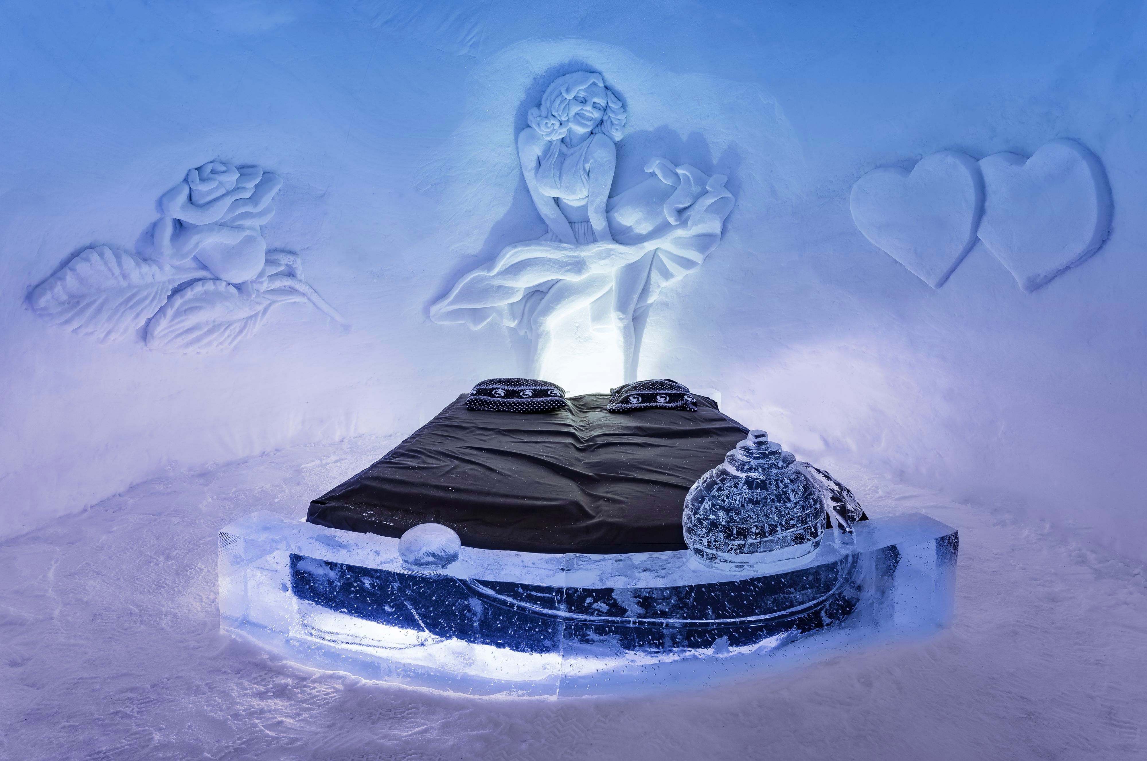 Issuite på Kirkenes Snowhotel med is-seng og snøskulpturer.