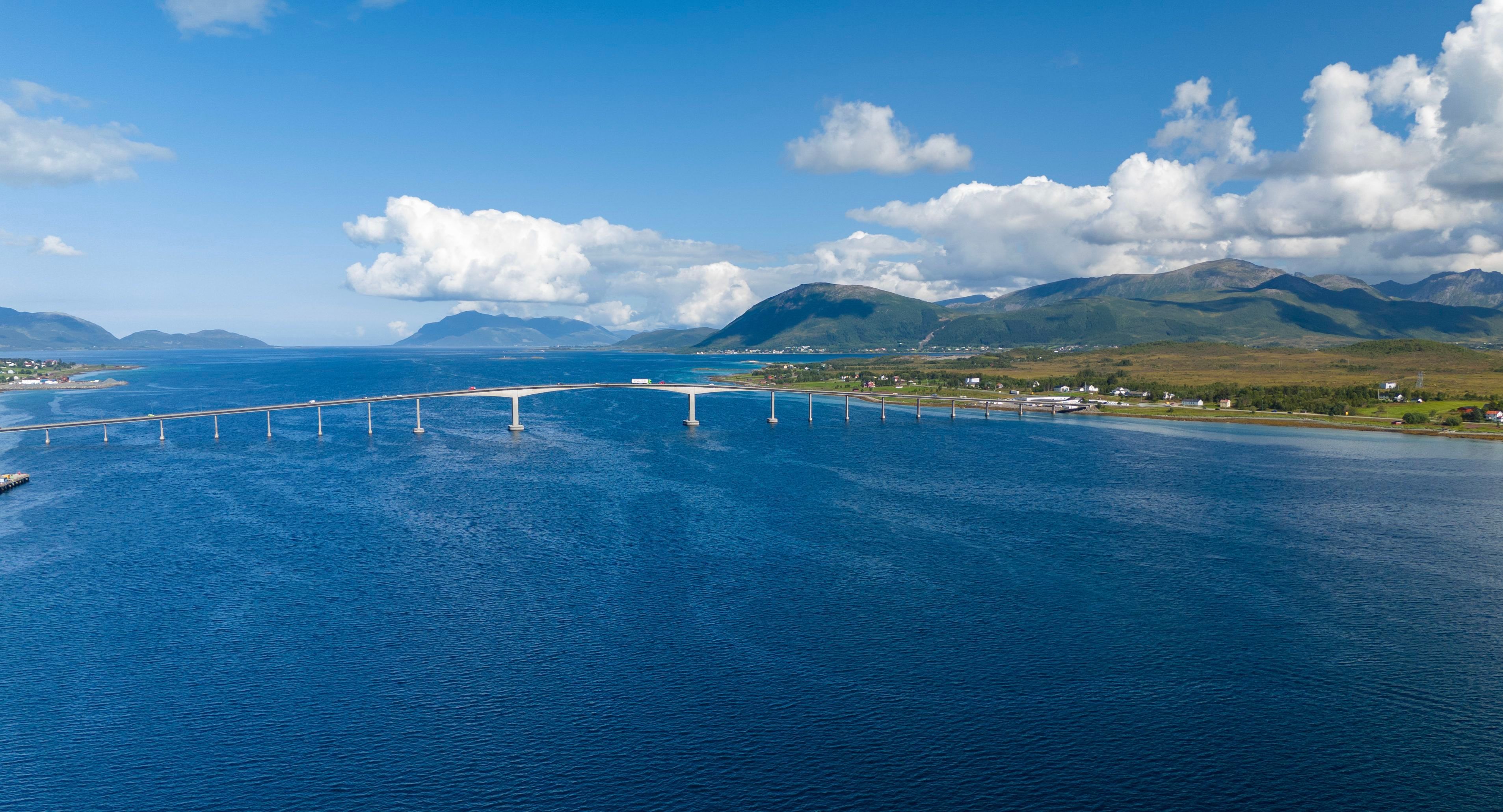 Lång betongbro i Sortland, Norge