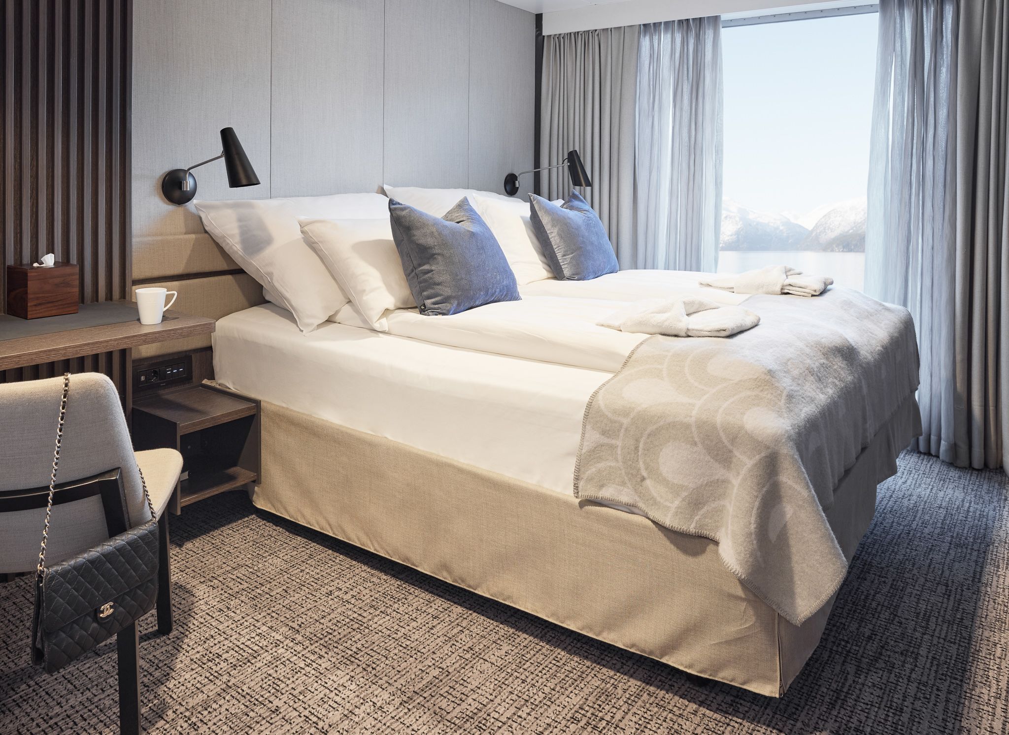 King size-seng i lugar med eget bad