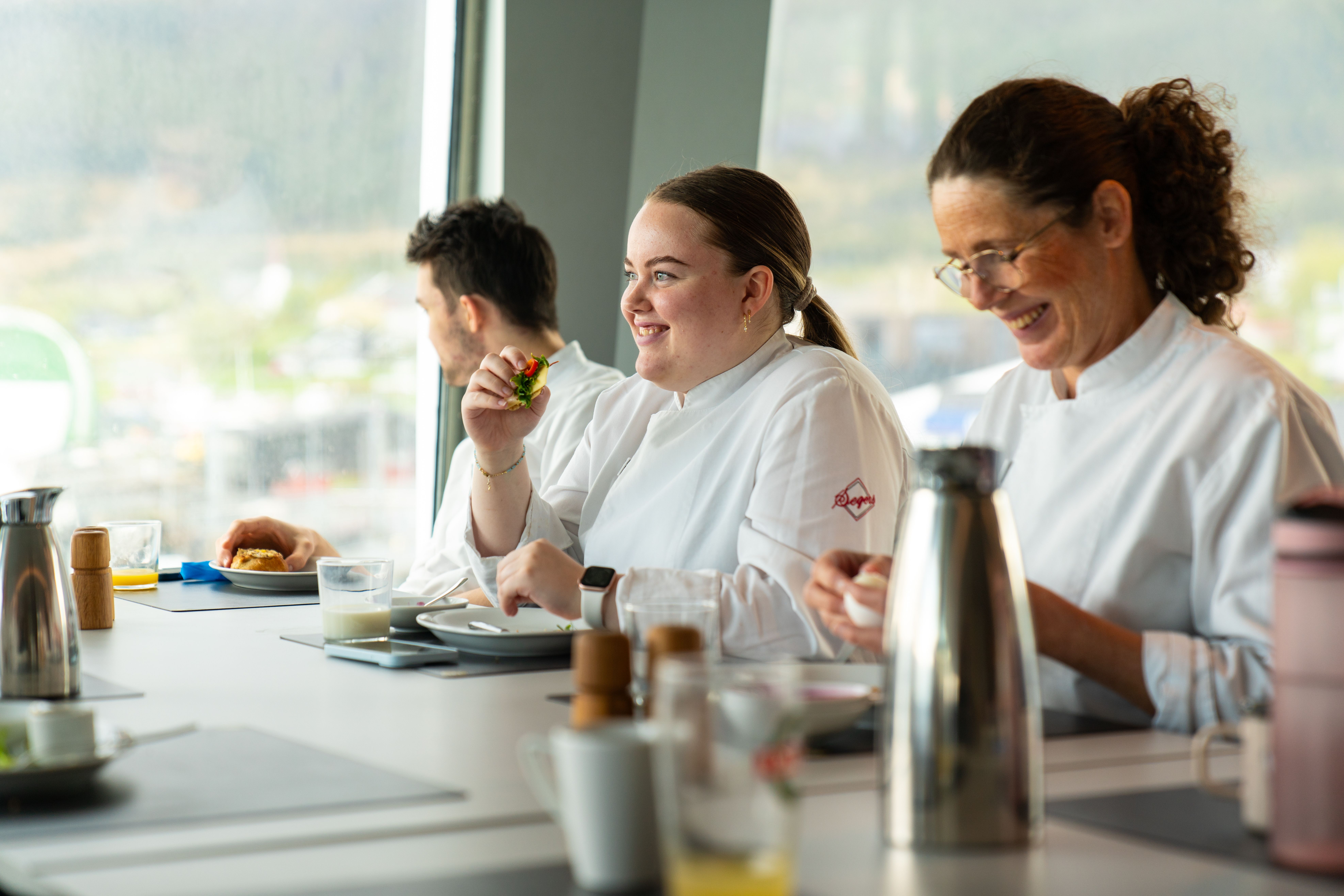 kokkelærlinger som spiser mat i restauranten om bord