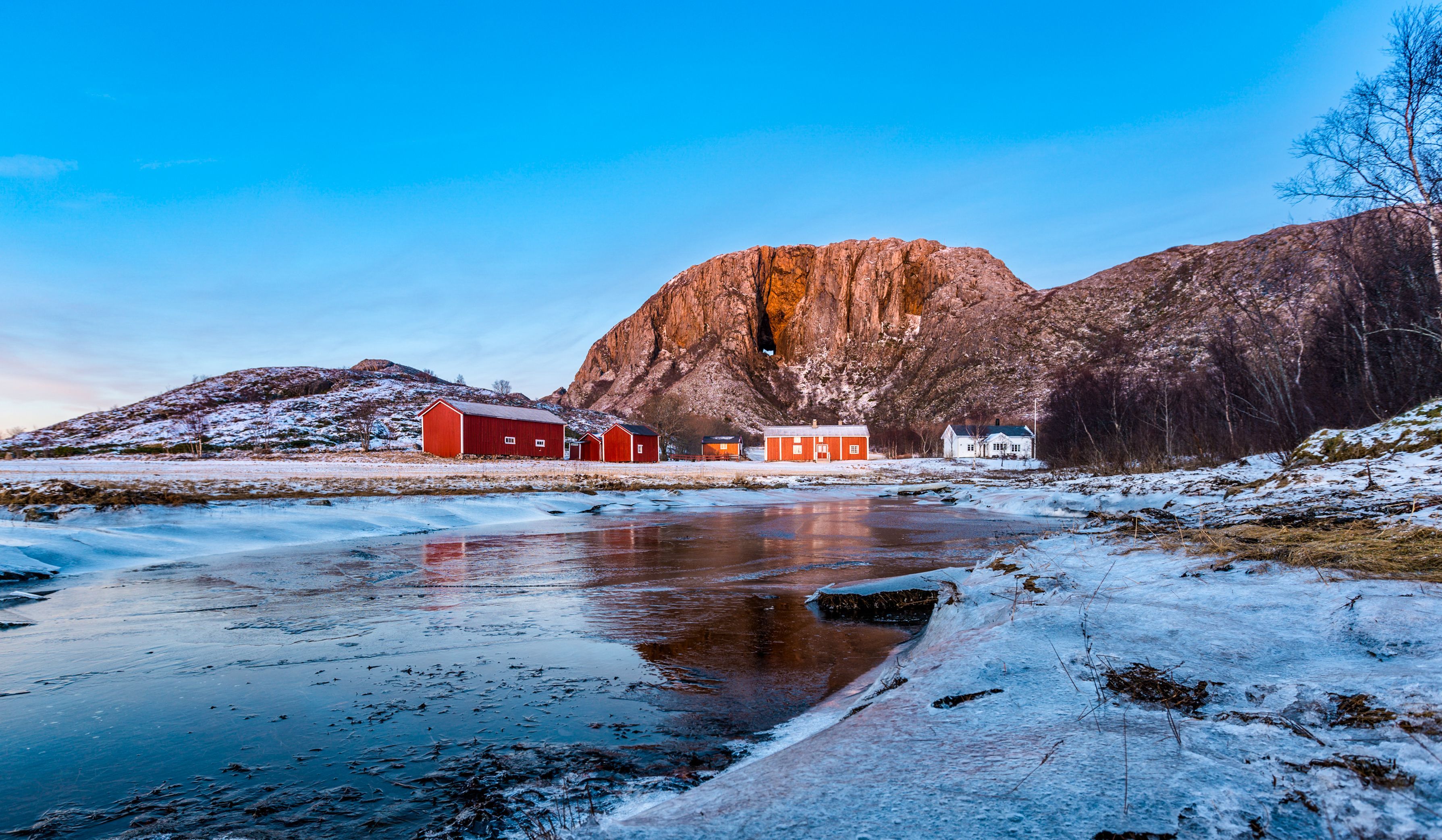Torghatten-fjellet på en vinterdag ved solnedgang