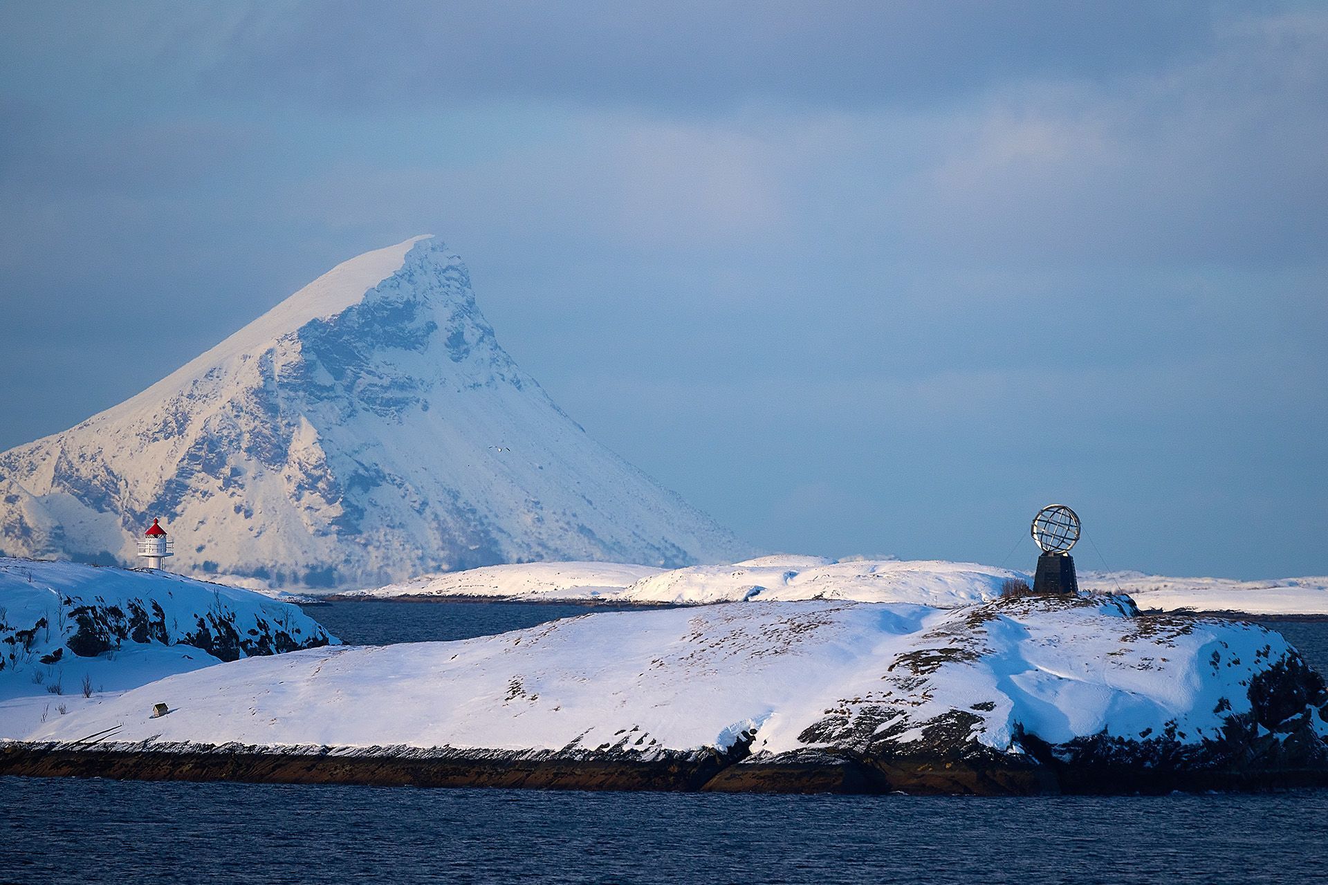 Polarkreisdenkmal an Norwegens Winterküste