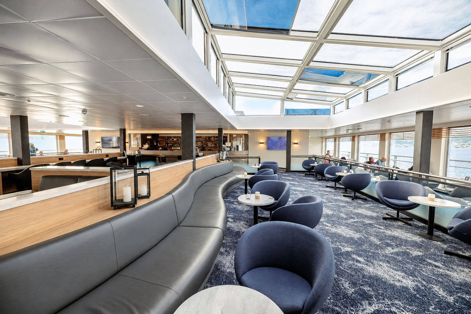 Innendetails der bordeigenen Beobachtungslounge