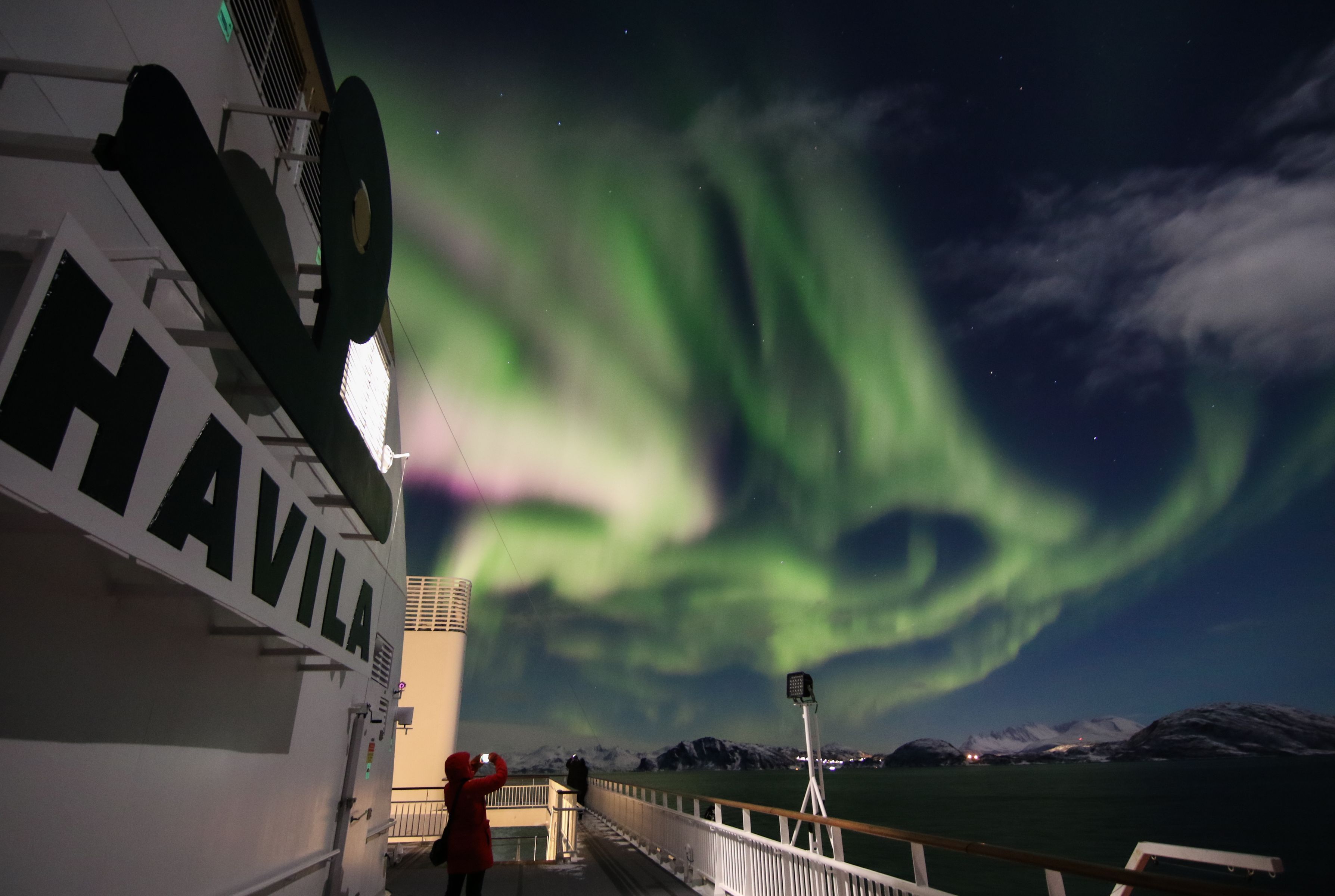 Nordlichter, gesehen von einem Havila-Voyages-Schiff, das entlang der norwegischen Küste segelt.
