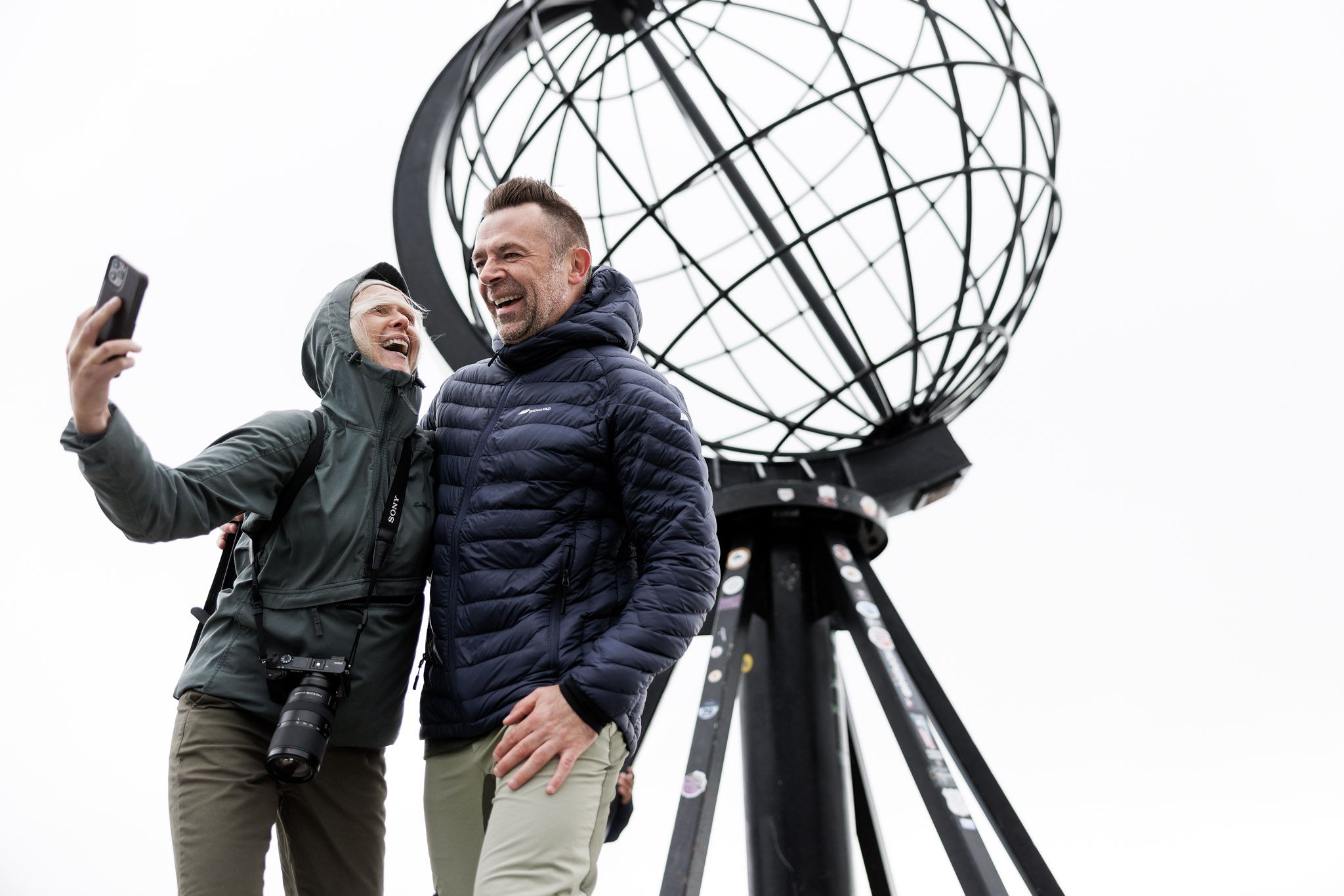 Touristen, die ein Selfie auf dem Nordkap-Plateau machen