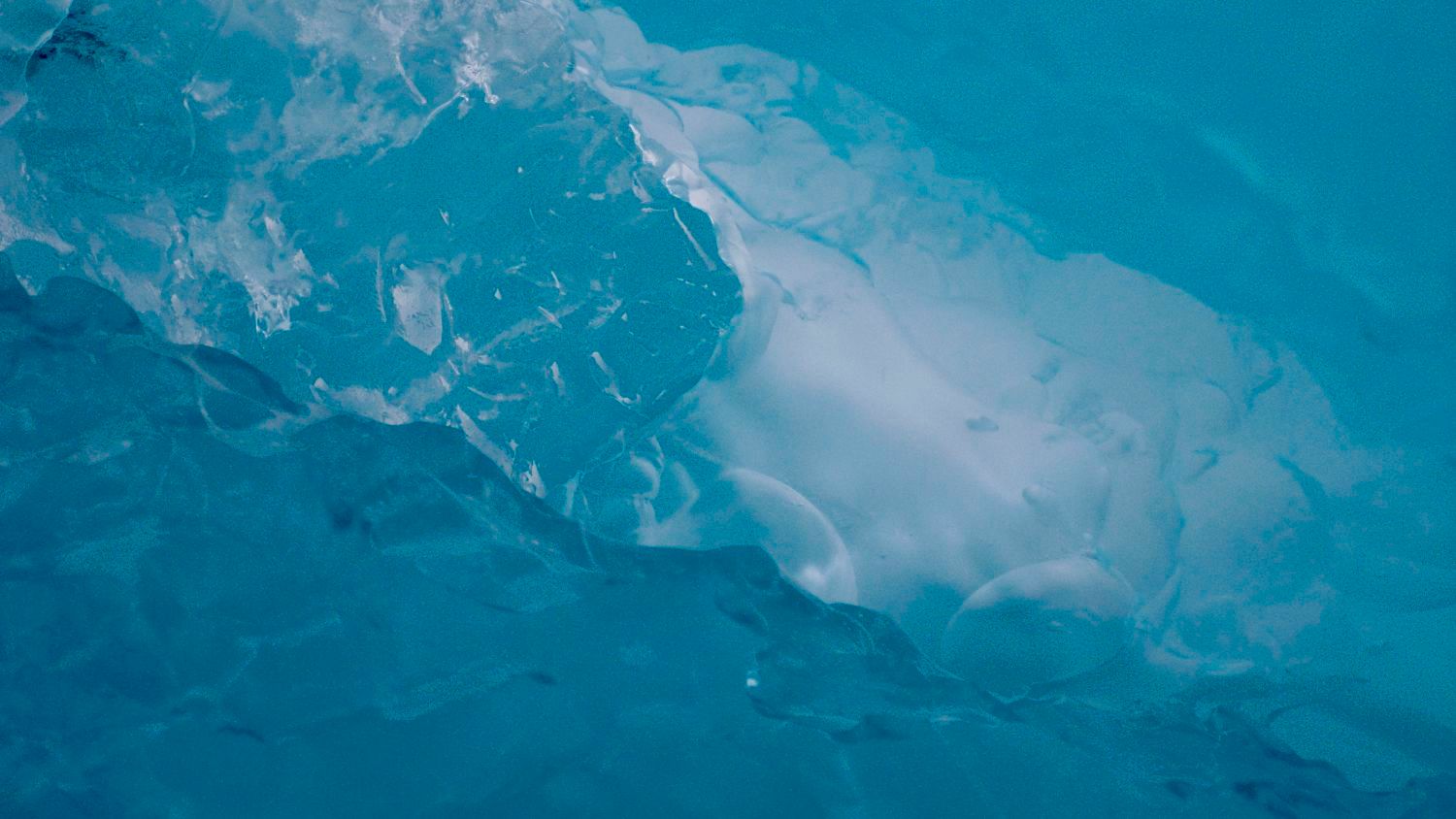 Nahaufnahme der blauen Eisformationen in einer natürlichen Gletschereishöhle in Norwegen