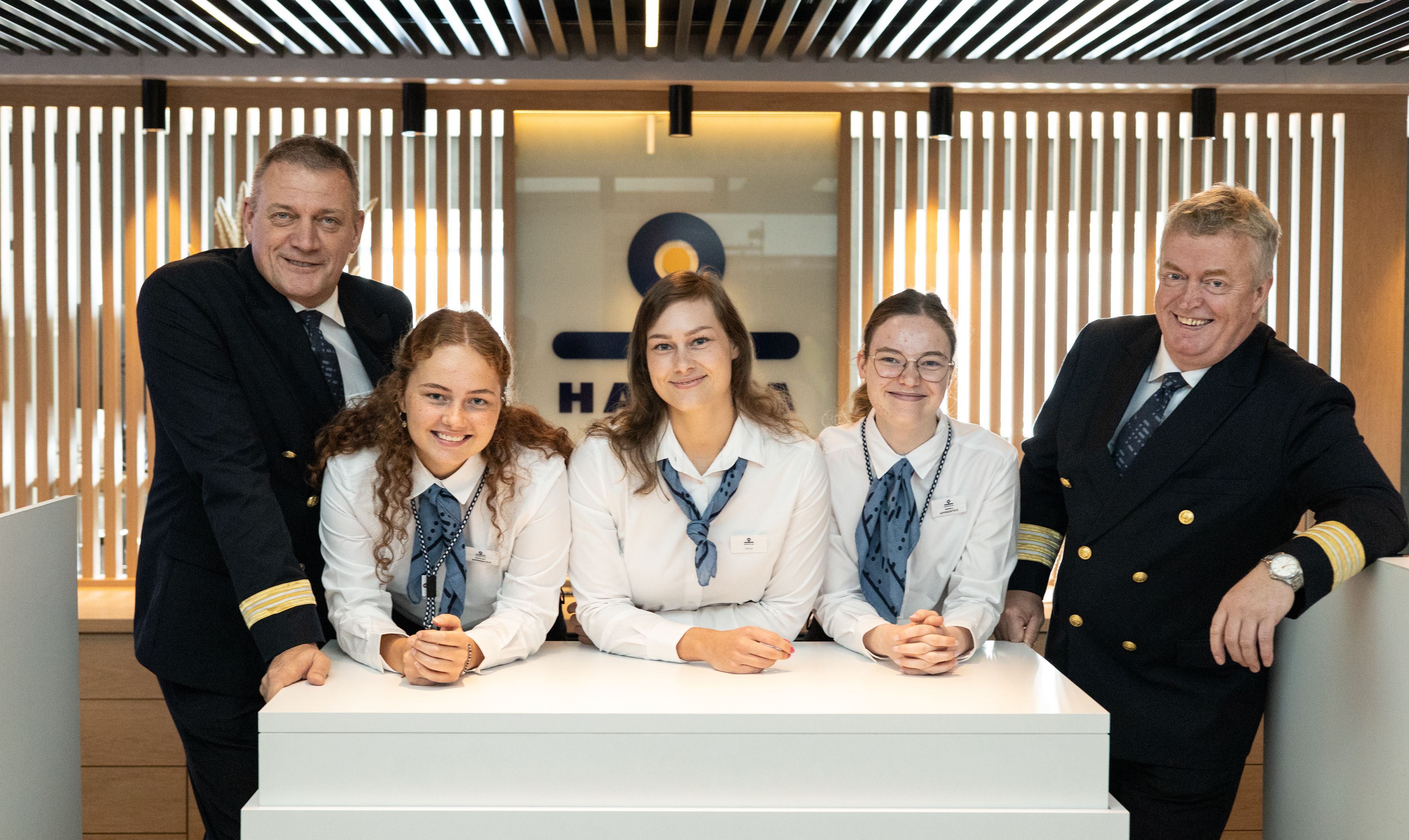 Die Crew von Havila Voyages betreut Gäste an Bord