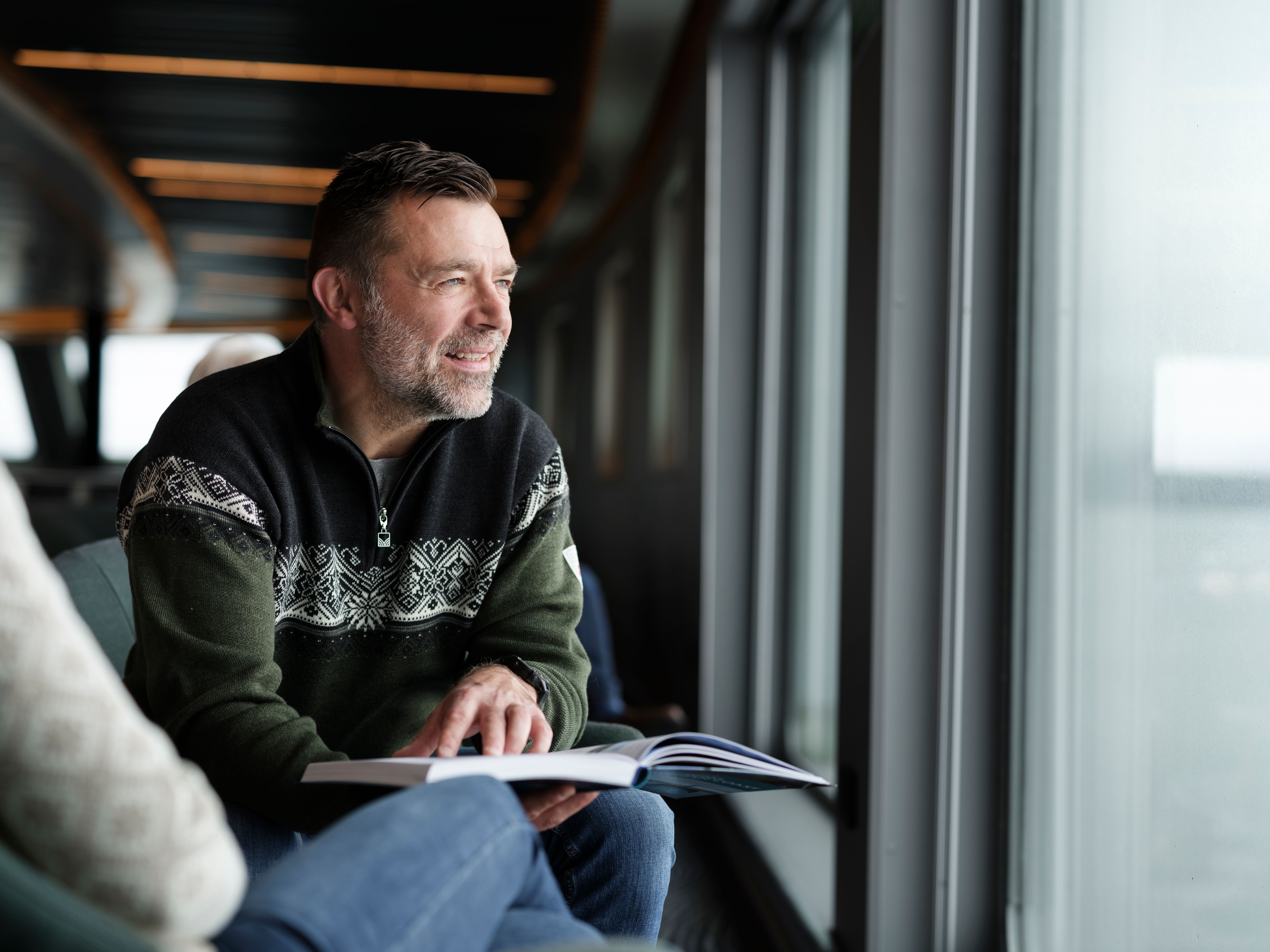 gjest som ser ut av vinduet fra sitteområdet på dekk 6