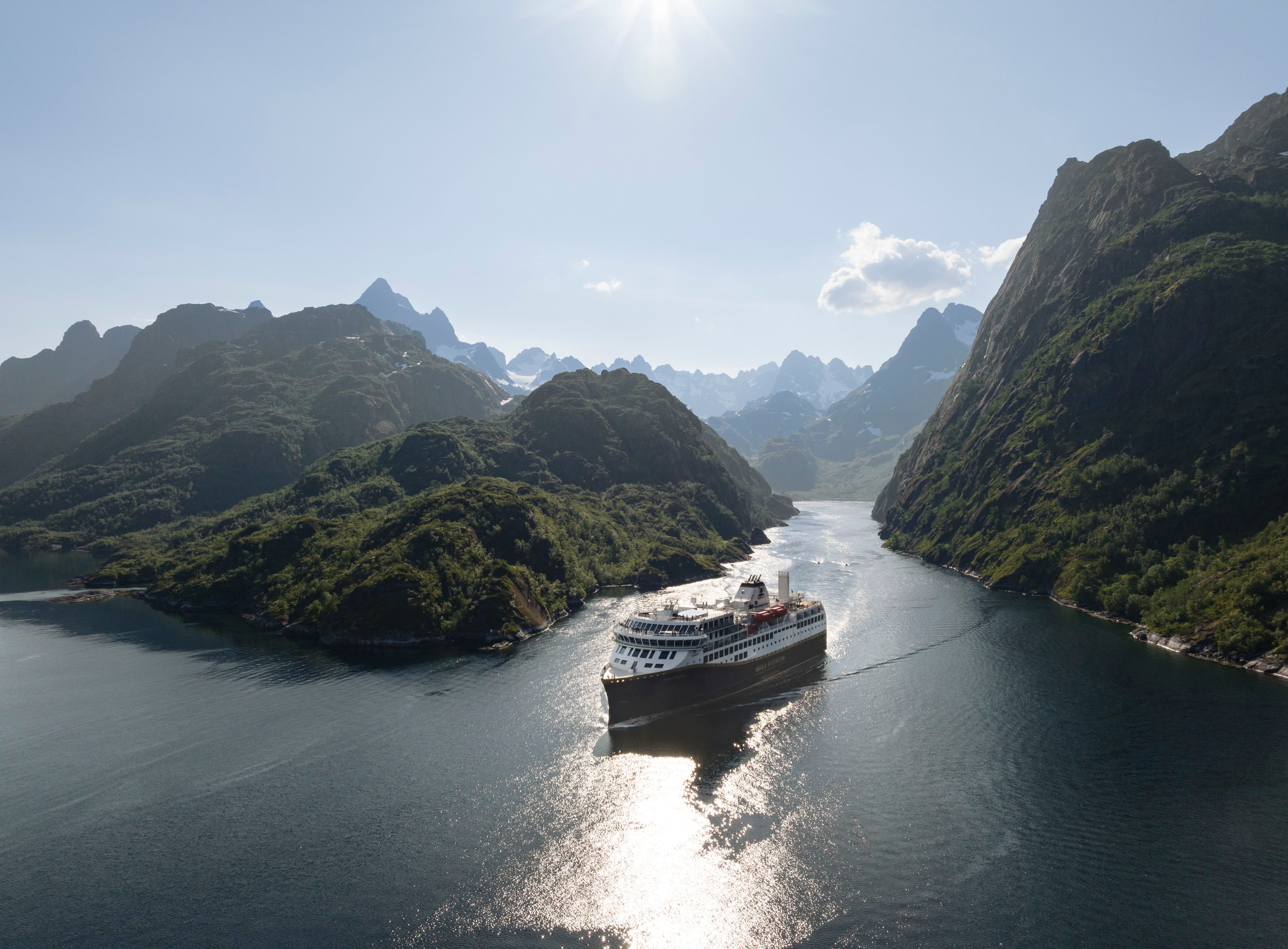 Ein Schiff von Havila Voyages fährt durch den dramatischen Trollfjord in Nordnorwegen.