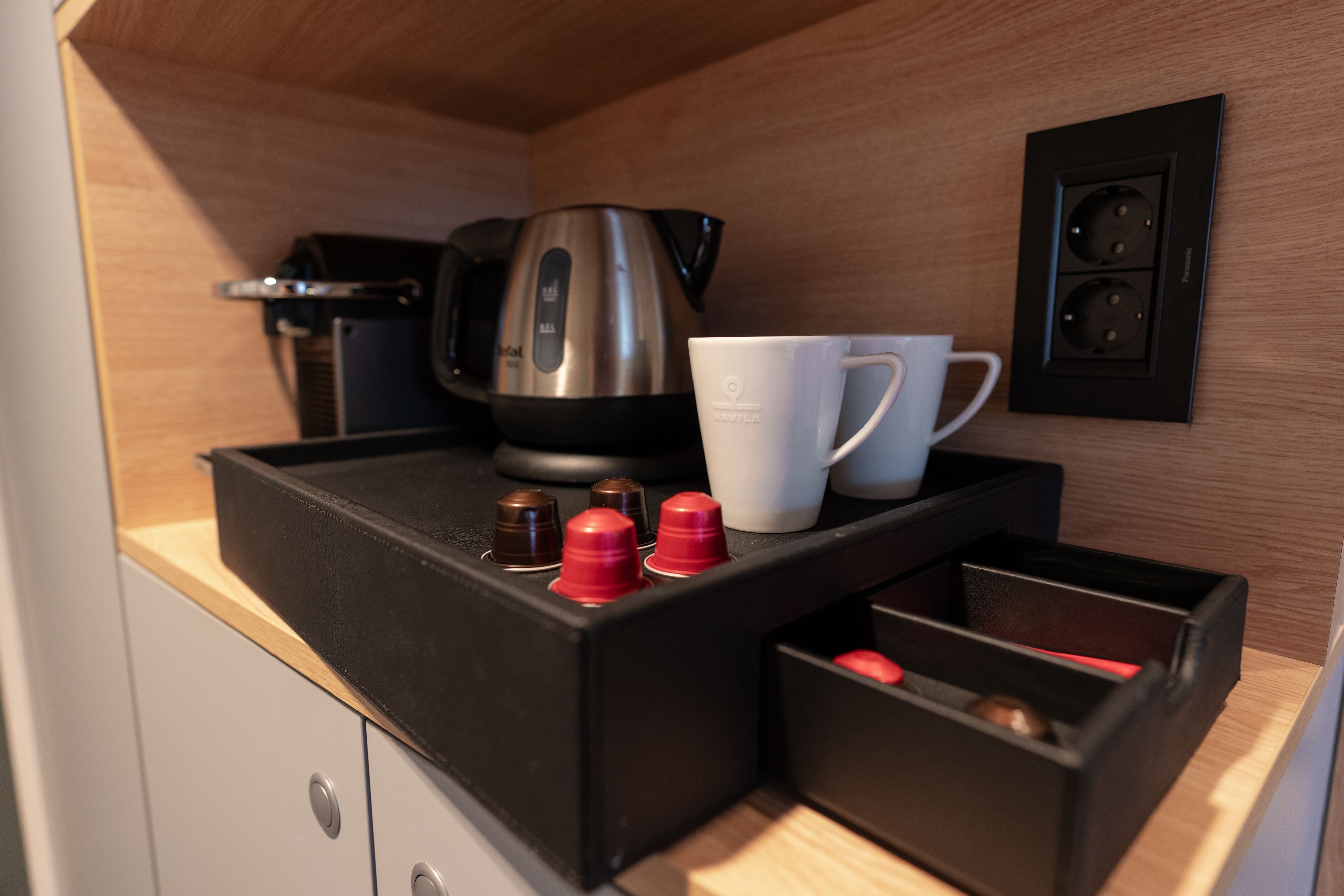 Seaview Superior King Kreuzfahrtkabine mit Kaffeestation, hochwertiger Kaffeemaschine, Wasserkocher, Tassen und kostenlosen Erfrischungen.