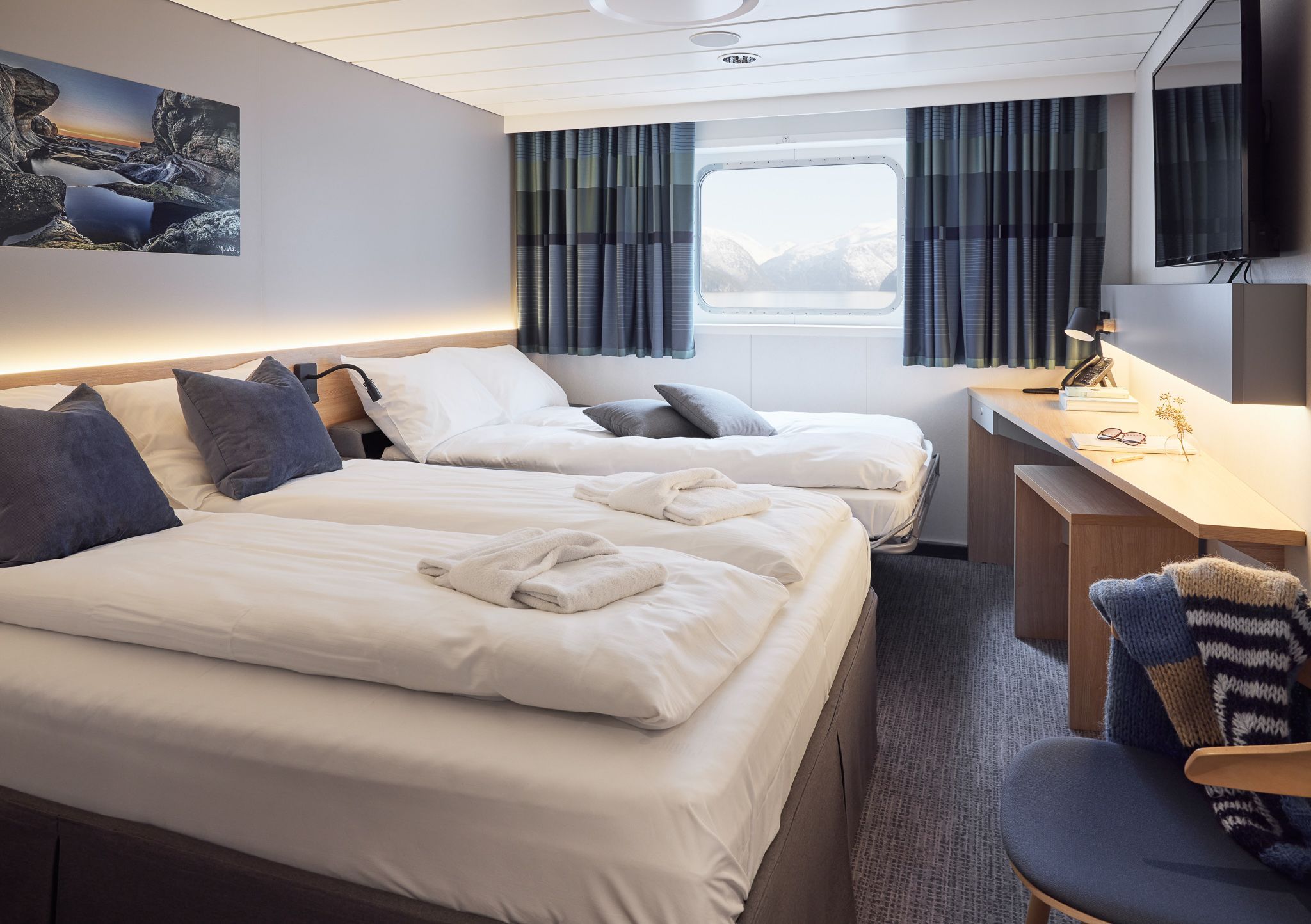 Superior dobbeltlugar med sjøutsikt, to enkeltsenger, skrivebord, TV og stort vindu med utsikt over havet.