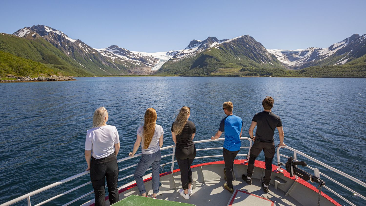 Passagiere genießen eine landschaftlich reizvolle Fjordkreuzfahrt mit spektakulären Gletschern und Bergen in Nordnorwegen