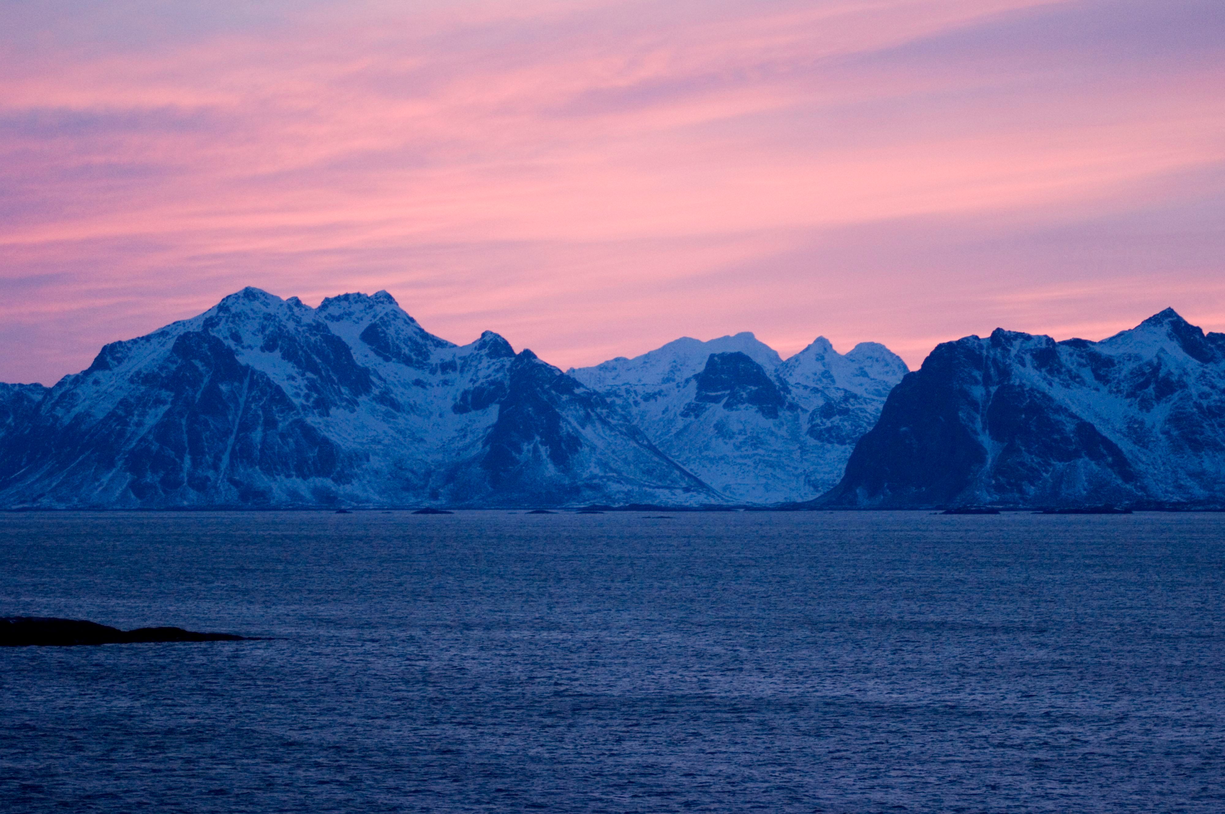 Arktische Berge unter dem farbenprächtigen Polarlicht-Himmel