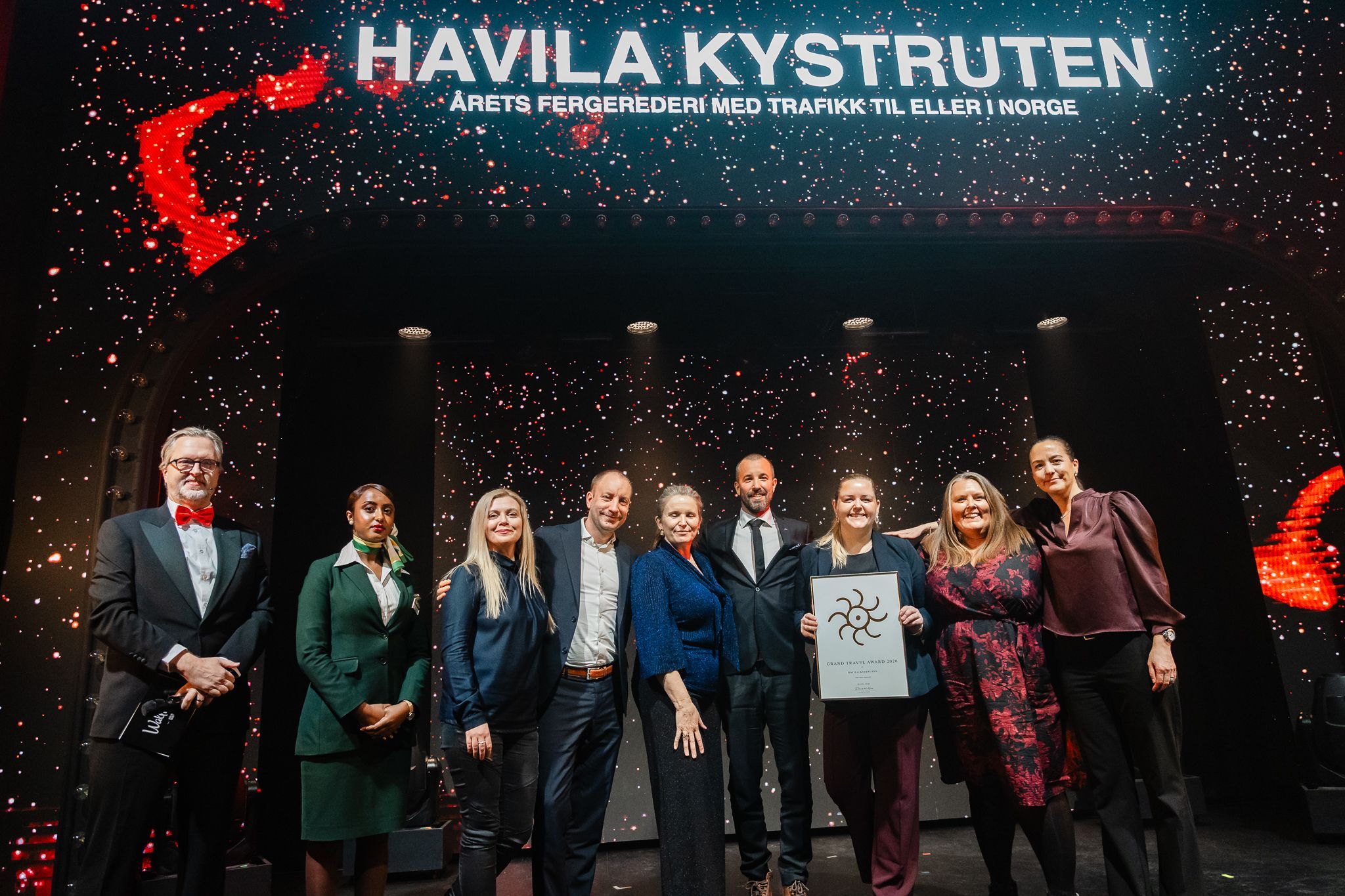 Das Havila-Voyages-Team nimmt bei der Verleihung der Grand Travel Awards 2026 eine Auszeichnung auf der Bühne entgegen.