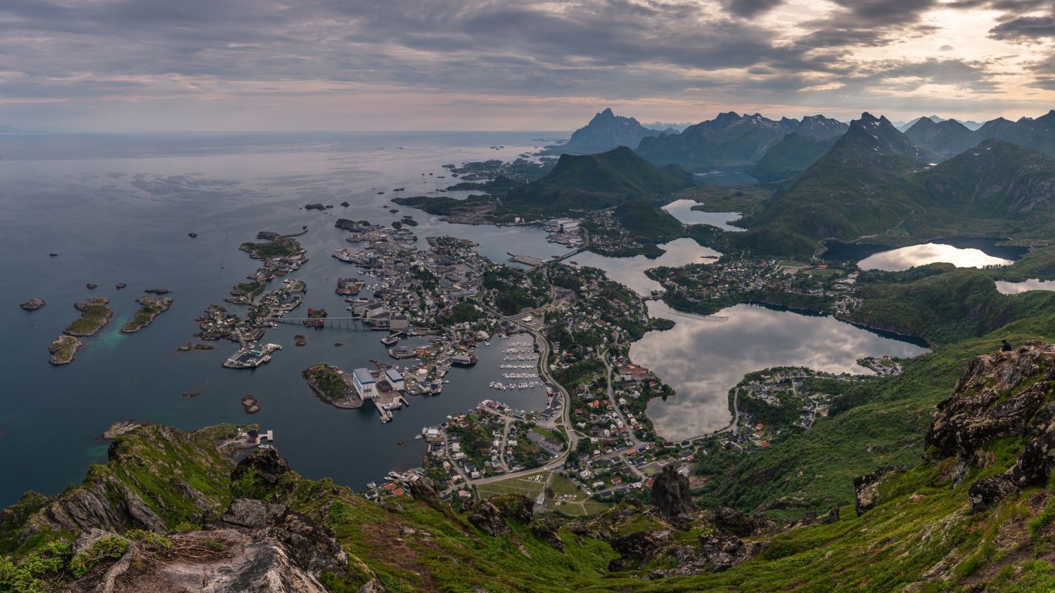 Luftaufnahme der Lofoten mit dramatischen Gipfeln, Fjorden und Küstendörfern in Norwegen.