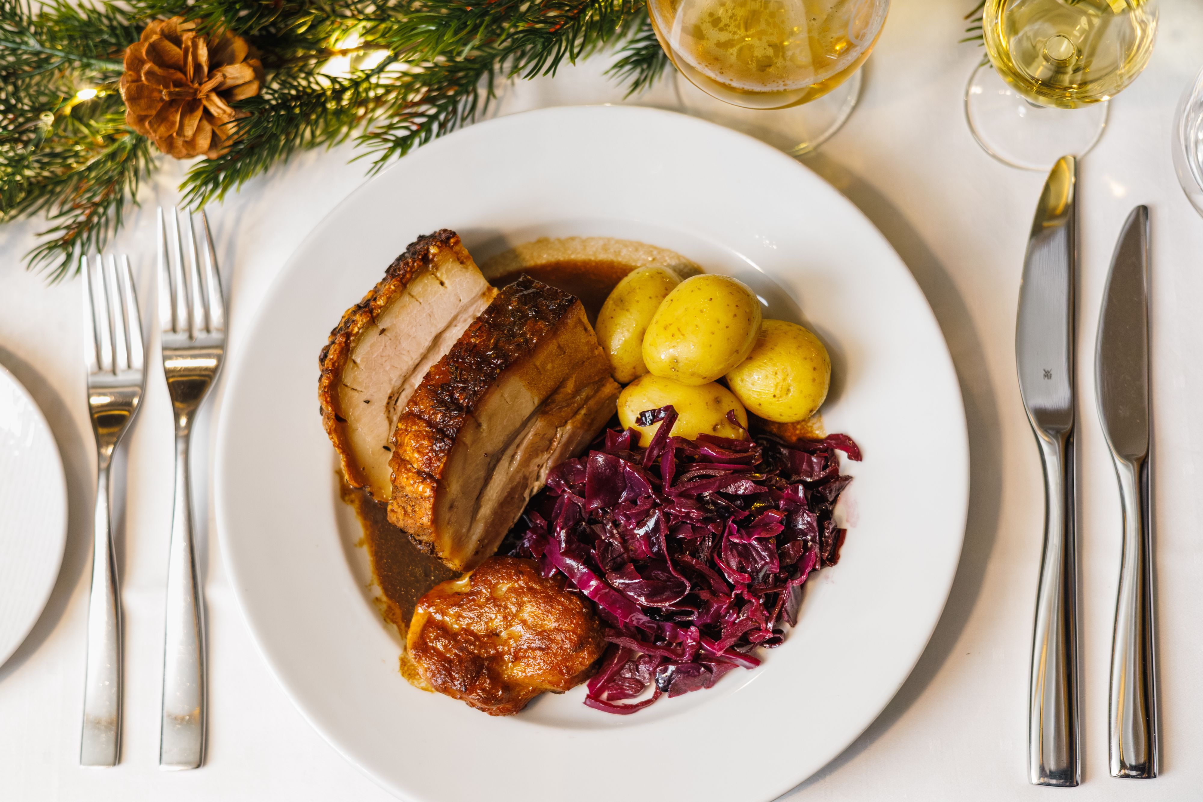 Tradisjonell norsk julemiddag servert om bord på Havila Kystruten