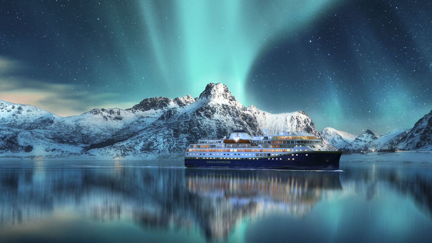 Kreuzfahrtschiff von Havila Voyages, das unter dem Nordlicht segelt, während sich schneebedeckte arktische Berge in den ruhigen norwegischen Gewässern spiegeln.