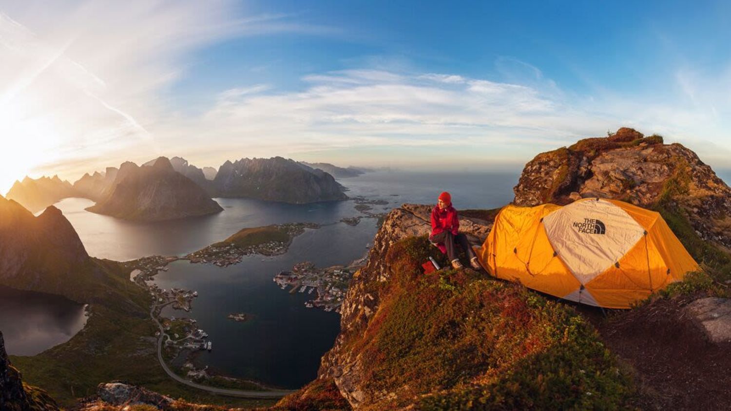 Bergcamping mit Panoramablick auf die Lofoten-Inseln in Norwegen