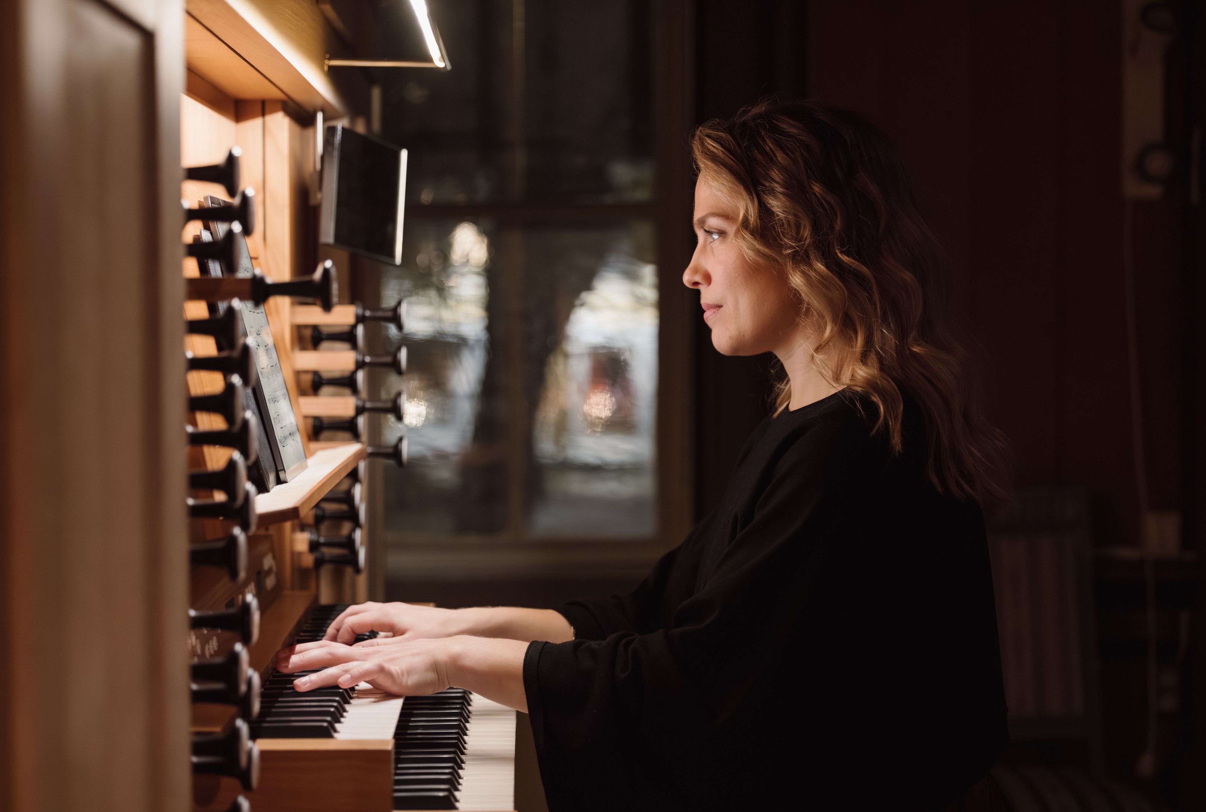 Organist, der die Orgel spielt
