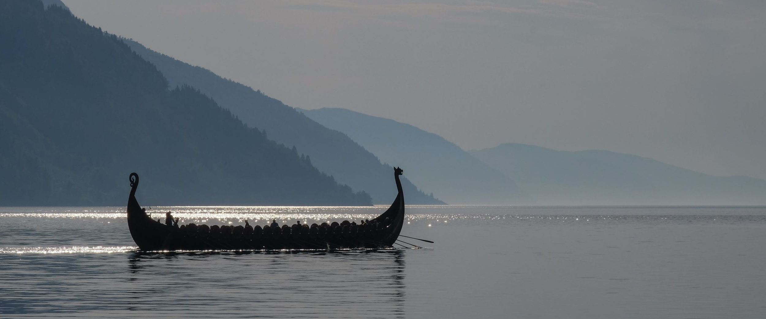 Traditionelles Wikingerlangschiff, das entlang der norwegischen Küste segelt.