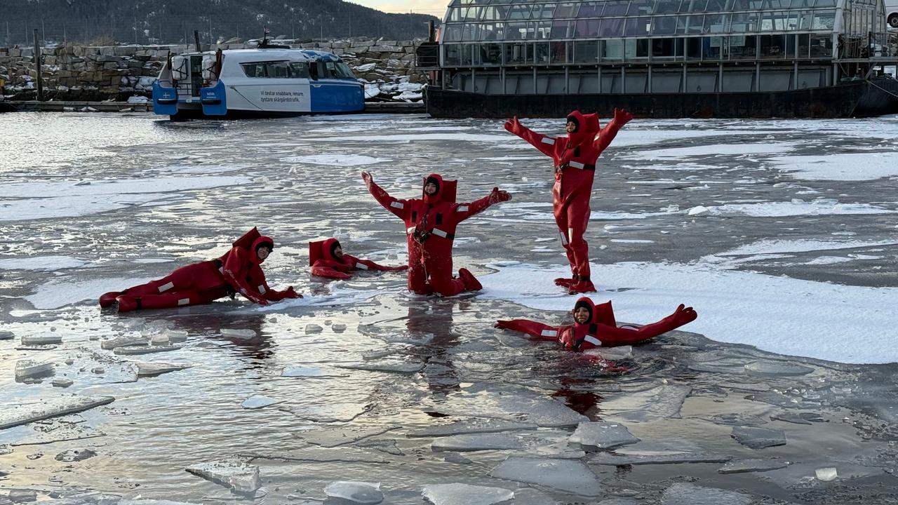 Folk leker seg på den kalde isen – Trondheim