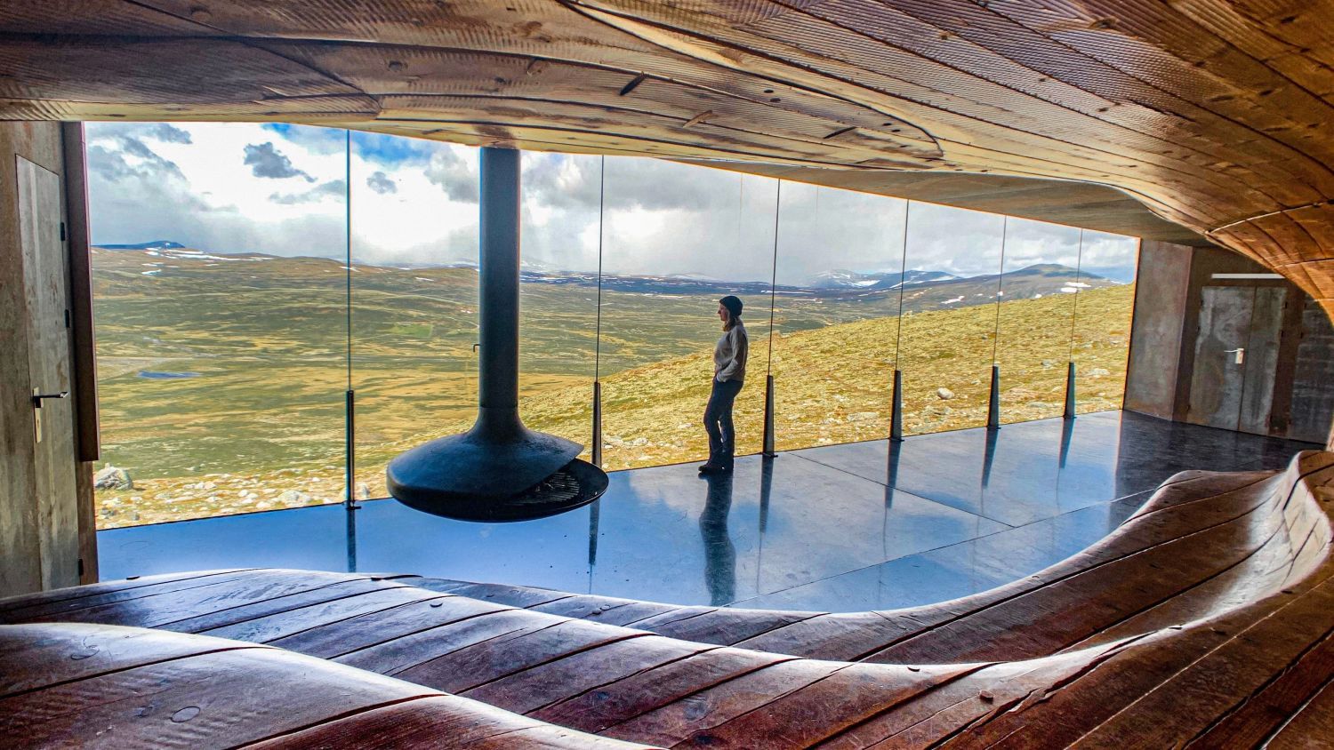 Modernes Berghaus mit Blick auf die norwegischen Berge
