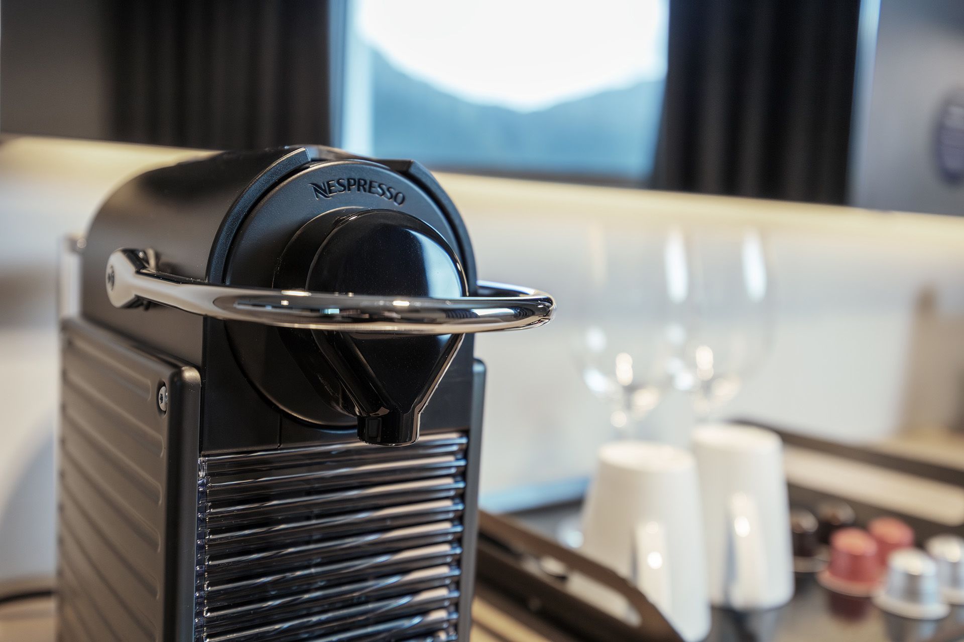 Nespresso-Kaffeestation in der Aft View Mini Suite mit einer hochwertigen Kaffeemaschine, Tassen, Gläsern und kostenlosen Kaffeekapseln.