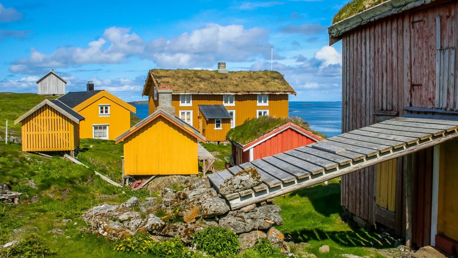 Historische Holzhäuser auf der Insel Skjærvær an der norwegischen Küste.