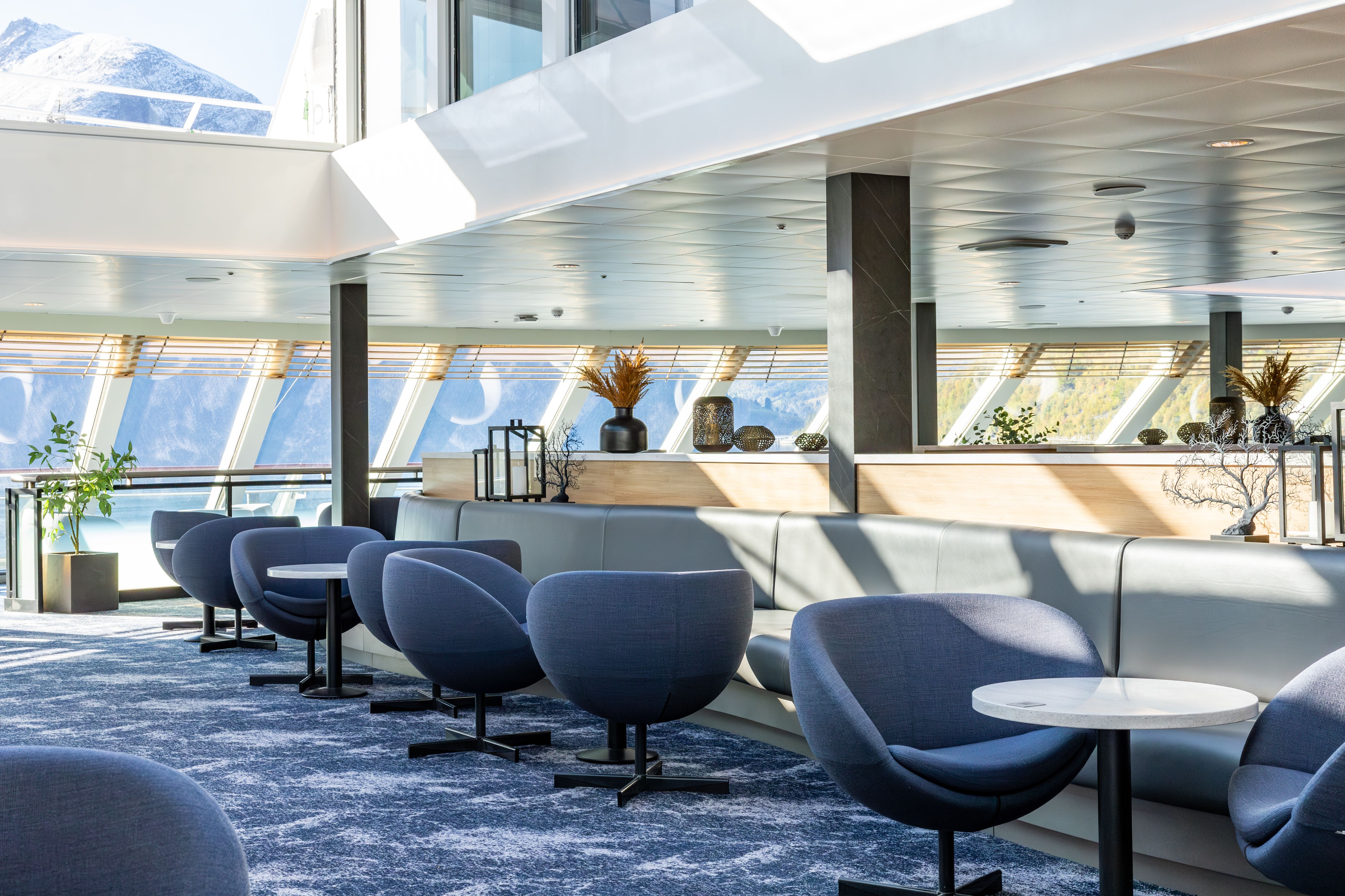 Innendetails der bordeigenen Beobachtungslounge