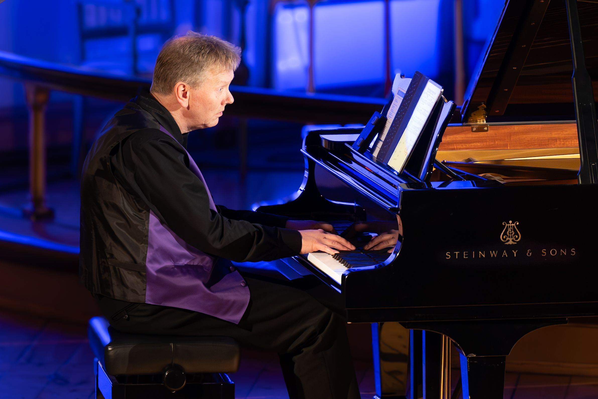 Künstler, der beim Kirchenkonzert Klavier spielt