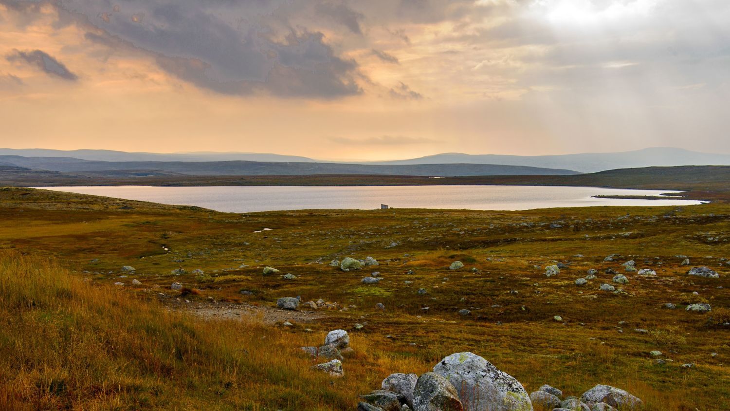Bergsee im norwegischen Hochland bei Sonnenuntergang