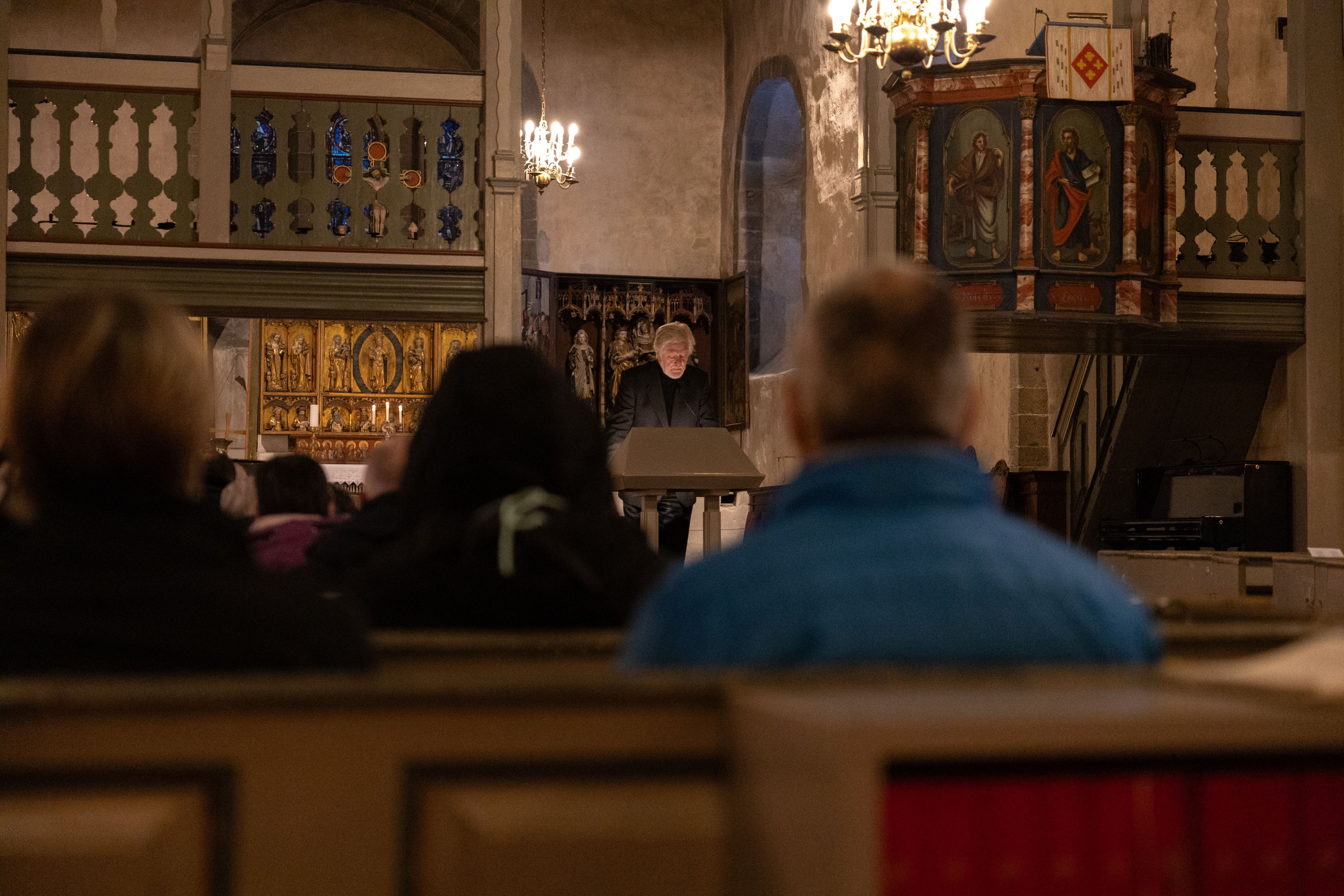 Person, die in der Kirche von Trondenes spricht